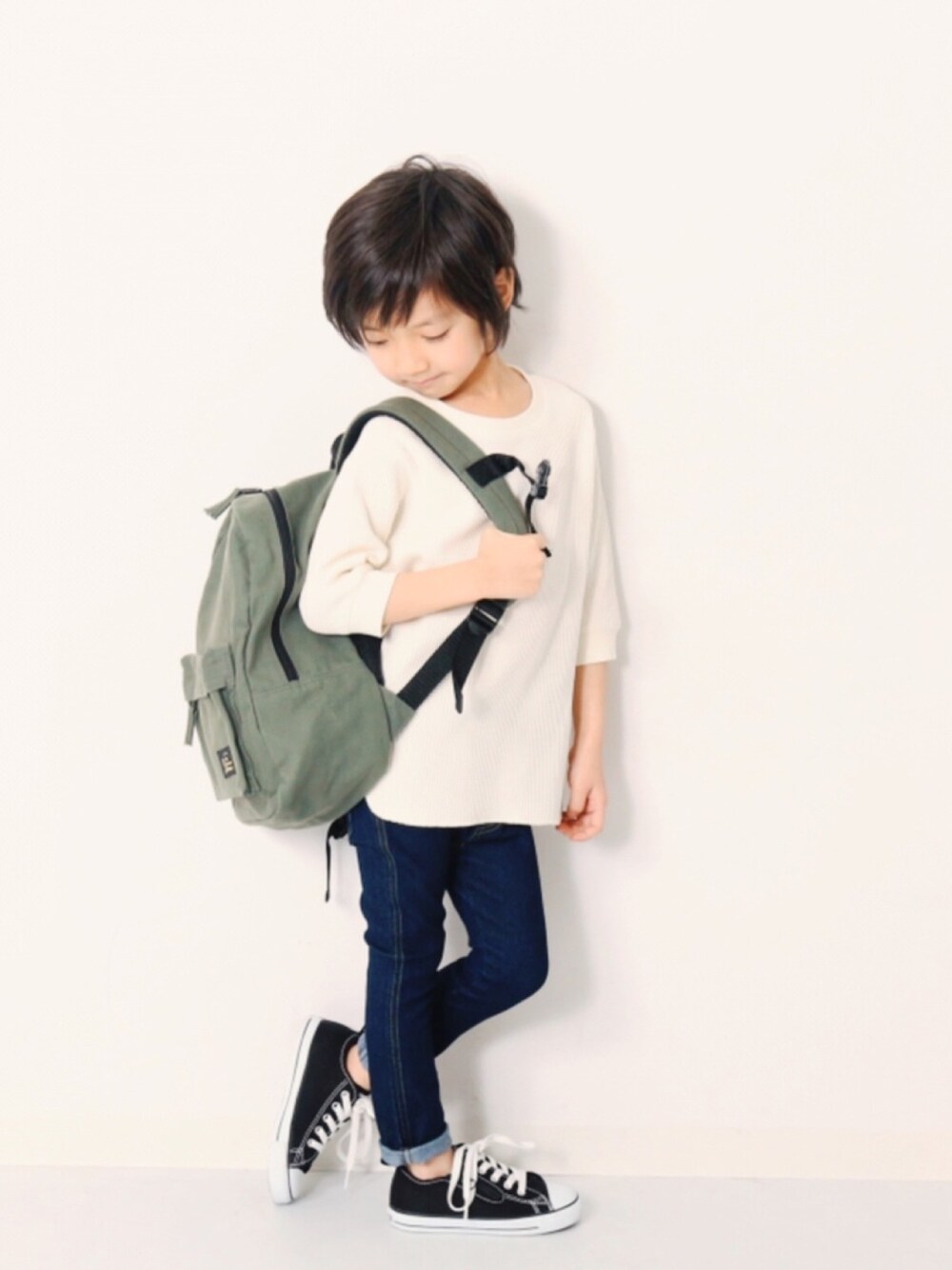 「キッズファッション、キッズコーデ、カジュアルコーデ、春コーデ、ワッフル、スキニーデニム、デニムパンツ、バックパック、リュック、おしゃれさんと繋がりたい」｜「devirockの裾ラウンド無地ワッフル7分袖Tシャツ（Tシャツ/カットソー、ホワイト系）」を使った、devirockさん（キッズ・110cm）の春コーディネートの1枚目の写真
