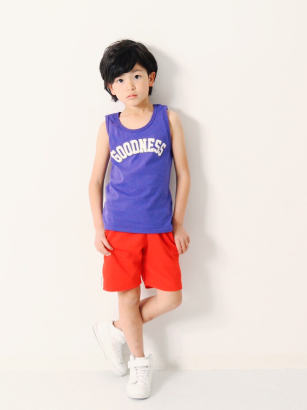 その他のタンクトップ、レッド系のその他パンツを着用したキッズの春コーディネートの1枚目の写真