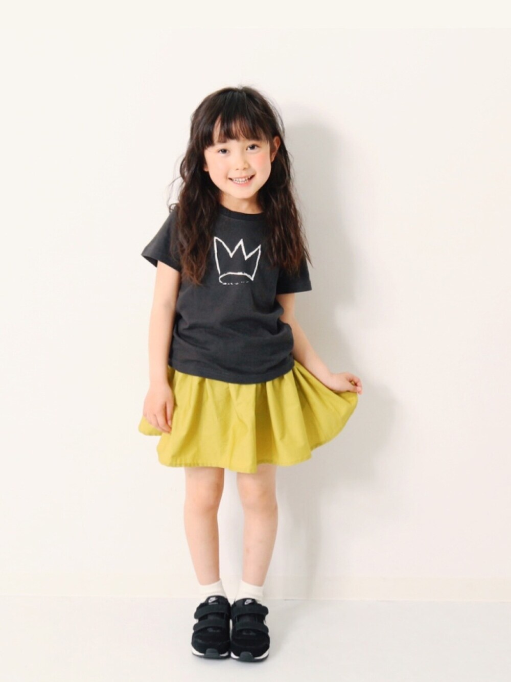 「キッズファッション、キッズコーデ、カジュアルコーデ、おんなのこ、プリントT、スカート、ミニスカート、ナイキ、スニーカー、おしゃれさんと繋がりたい」｜「devirockのインナーパンツ付きミニ丈ボリュームギャザースカート（スカート、イエロー系）」を使った、devirockさん（キッズ・110cm）の春コーディネートの1枚目の写真