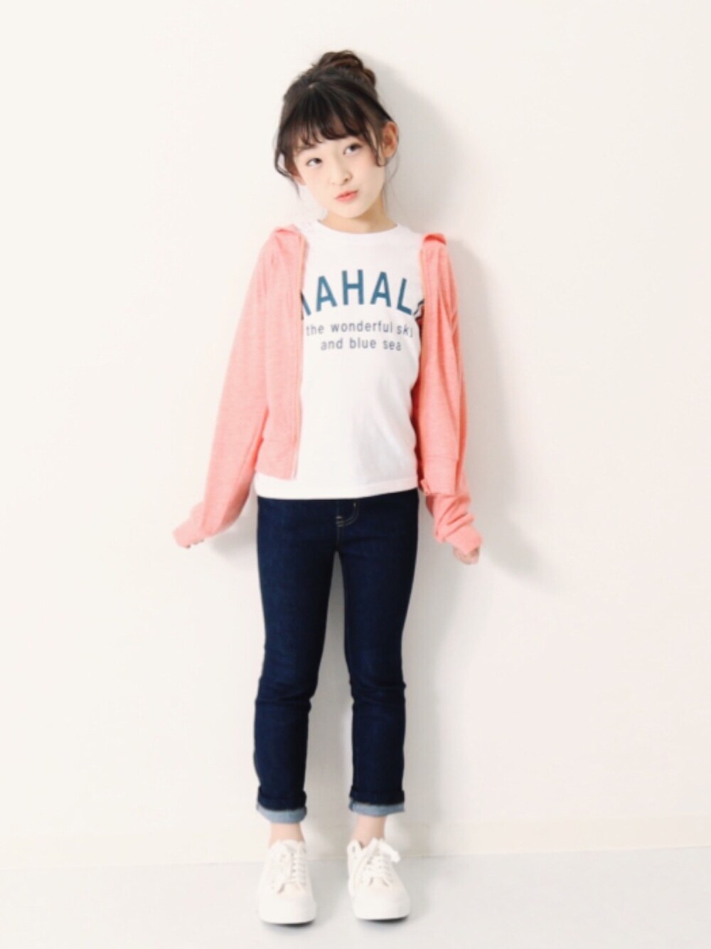 「キッズファッション、キッズコーデ、カジュアルコーデ、おんなのこコーデ、休日スタイル、白Tシャツ、パーカー、デニムパンツ、おだんごヘアー、お洒落さんとつながりたい」｜「devirockの全20柄 プリント半袖Tシャツ カットソー（Tシャツ/カットソー、その他）」を使った、devirockさん（キッズ・130cm）の春コーディネートの1枚目の写真