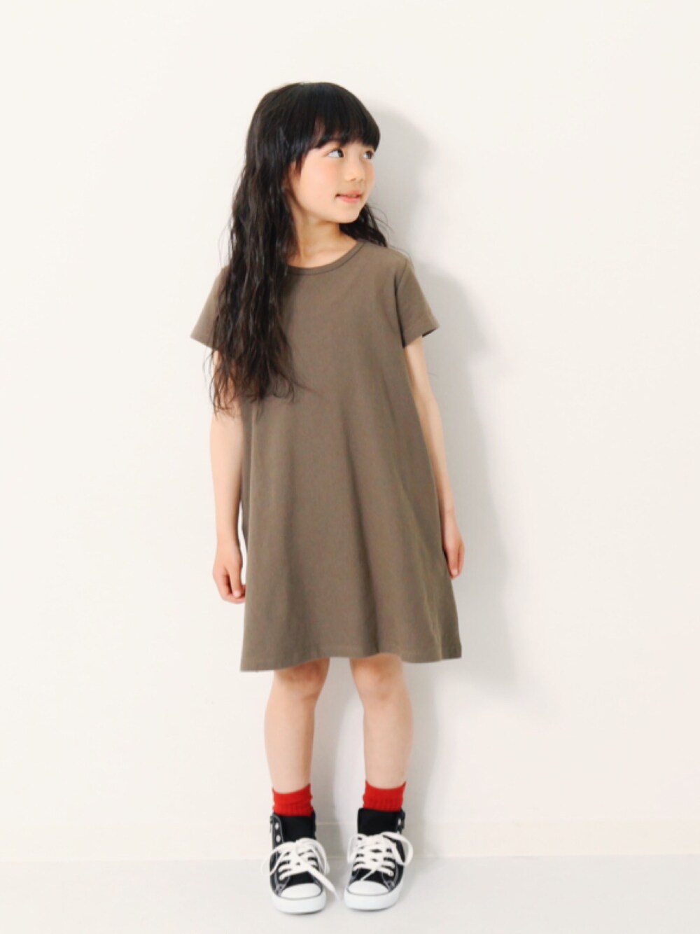 「キッズファッション、キッズコーデ、夏コーデ、シンプル、無地T、ワンピース、カーキ、コンバース、赤い靴下、おしゃれさんと繋がりたい」｜「devirockのポケット付き半袖Aラインワンピース 半袖ワンピース（ワンピース、グリーン系）」を使った、devirockさん（キッズ・120cm）の春コーディネートの1枚目の写真