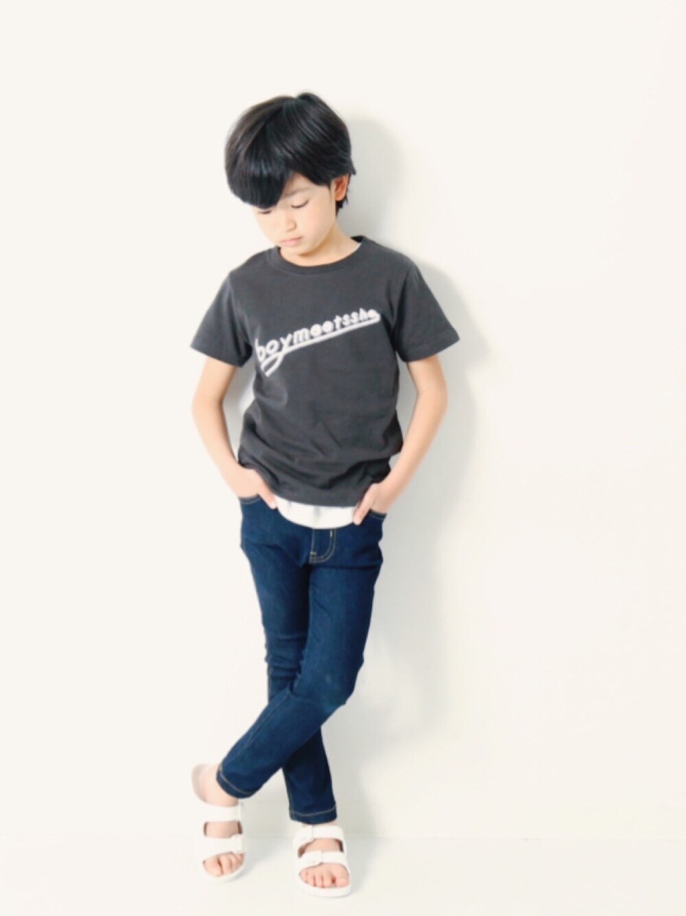 「キッズファッション、キッズコーデ、カジュアルコーデ、プチプラ、ロゴT、Tシャツ、スキニーデニム、デニムパンツ、サンダル、おしゃれさんと繋がりたい」｜「devirockのHOTEL SHE, OSAKA コラボ半袖Tシャツ カットソー（Tシャツ/カットソー、その他）」を使った、devirockさん（キッズ・120cm）の春コーディネートの1枚目の写真