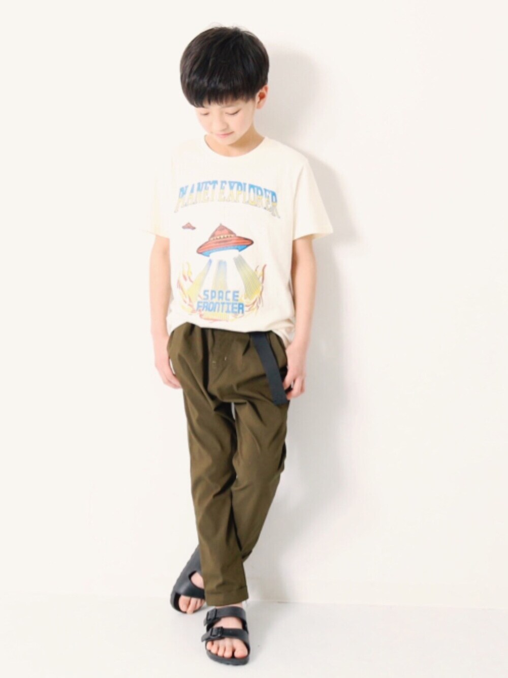 「キッズファッション、キッズコーデ、夏コーデ、カジュアル、プチプラ、男の子、Tシャツ、サルエルパンツ、カーキパンツ、サンダル」｜「devirockの全20柄 プリント半袖Tシャツ カットソー（Tシャツ/カットソー、その他）」を使った、devirockさん（キッズ・140cm）の春コーディネートの1枚目の写真