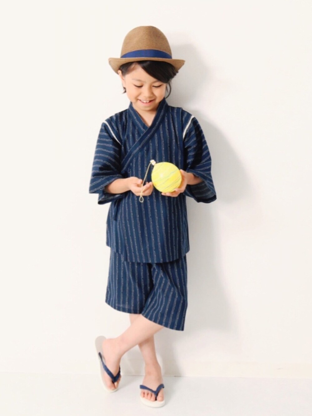 「kidsfashion、キッズファッション、キッズコーデ、夏コーデ、お祭り、甚平、セットアップ、むぎわら帽子、ビーチサンダル、おしゃれさんと繋がりたい」｜「devirockの総柄プリント甚平 じんべい（浴衣、その他）」を使った、devirockさん（キッズ・120cm）の夏コーディネートの1枚目の写真