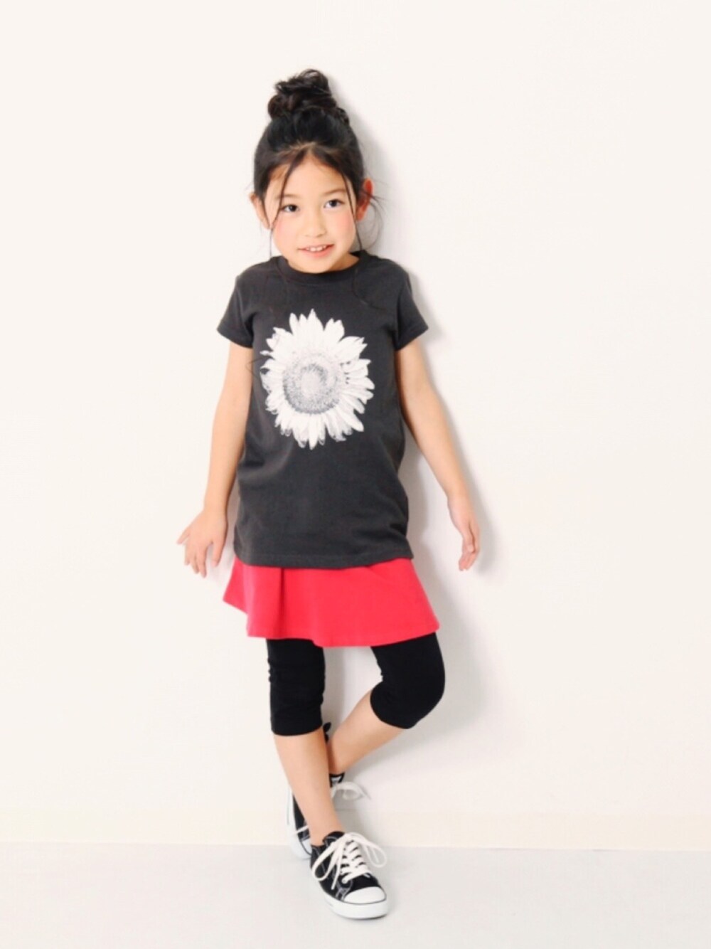 「キッズファッション、キッズコーデ、カジュアルコーデ、プチプラコーデ、おんなのこ、Tシャツ、スカート、花柄、コンバース、おしゃれさんと繋がりたい」｜「devirockの全18柄 半袖チュニック カットソー（ワンピース、その他）」を使った、devirockさん（キッズ・110cm）の夏コーディネートの1枚目の写真