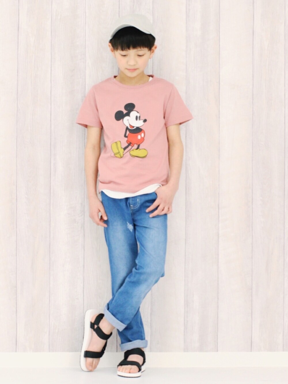 「kidsfashion、キッズファッション、キッズコーデ、夏コーデ、プチプラ、男の子、ミッキー、デニムパンツ、スポーツサンダル、おしゃれさんと繋がりたい」｜「devirockのロング丈レイヤードタンクトップ（タンクトップ、ホワイト系）」を使った、devirockさん（キッズ・140cm）の夏コーディネートの1枚目の写真