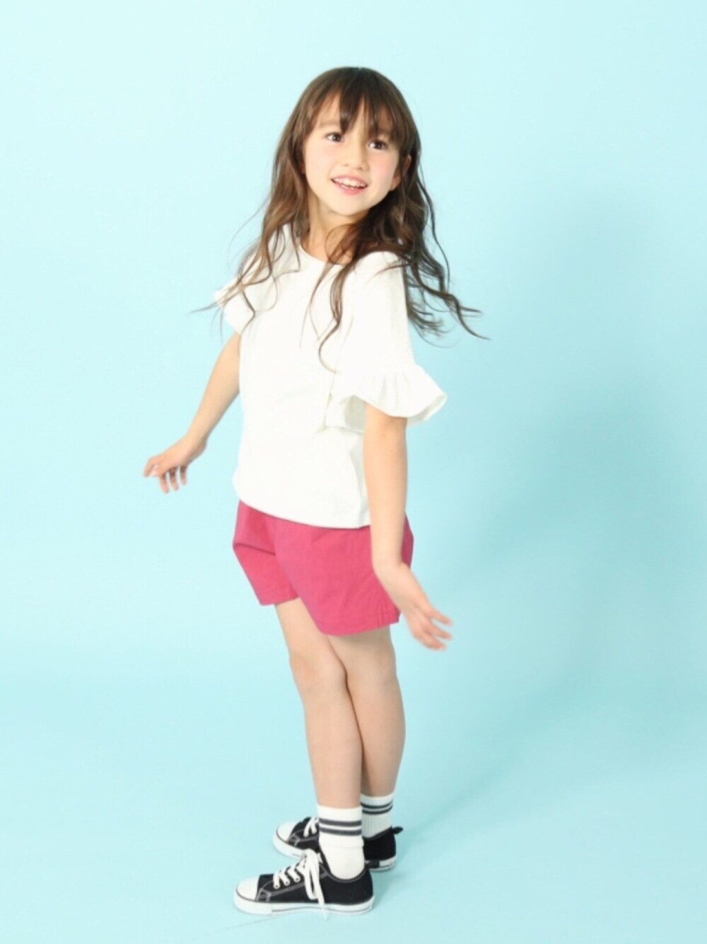 「キッズファッション、キッズコーデ、カジュアルコーデ、プチプラ、おんなのこ、フリル、白Tシャツ、ショートパンツ、コンバース、おしゃれさんと繋がりたい」｜「devirockのフリルスリーブ半袖Tシャツ カットソー（Tシャツ/カットソー、ホワイト系）」を使った、devirockさん（キッズ・120cm）の夏コーディネートの1枚目の写真