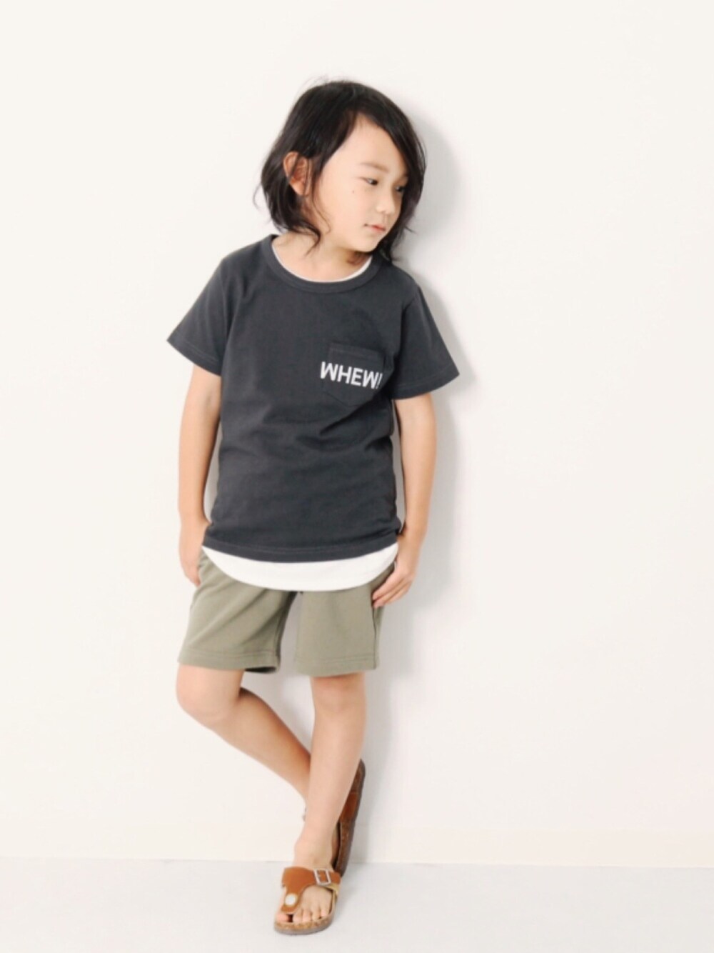 「キッズファッション、キッズコーデ、カジュアルコーデ、シンプルコーデ、夏コーデ、おとこのこ、Tシャツ、ショートパンツ、ハーフパンツ、おしゃれさんと繋がりたい」｜「devirockのロング丈レイヤードタンクトップ（タンクトップ、ホワイト系）」を使った、devirockさん（キッズ・110cm）の夏コーディネートの1枚目の写真