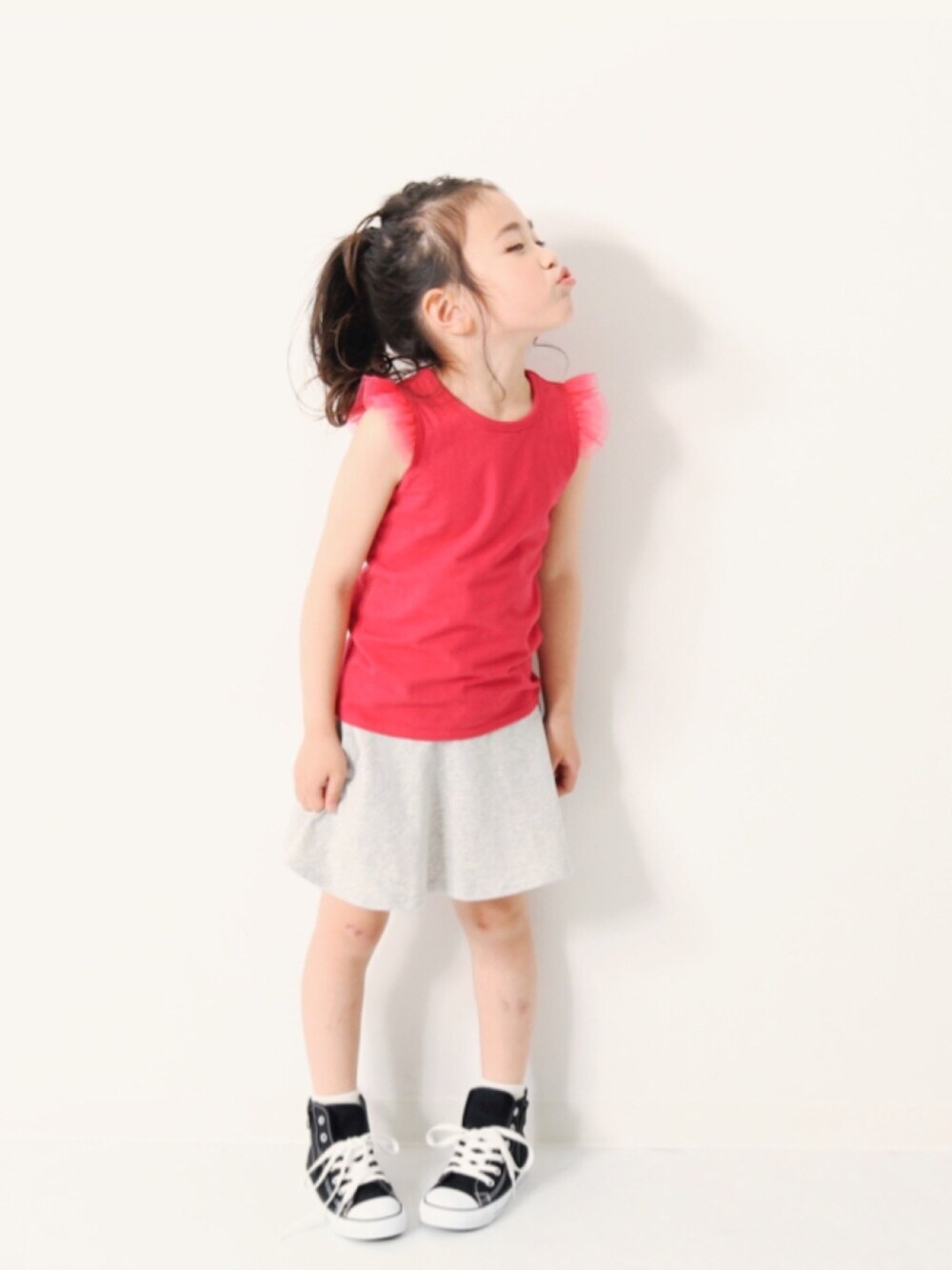 「キッズファッション、キッズコーデ、夏コーデ、プチプラ、おんなのこ、小学生、Tシャツ、チュール、スカート、おしゃれさんと繋がりたい」｜「devirockのチュール袖ノースリーブTシャツ（Tシャツ/カットソー、レッド系）」を使った、devirockさん（キッズ・110cm）の夏コーディネートの1枚目の写真