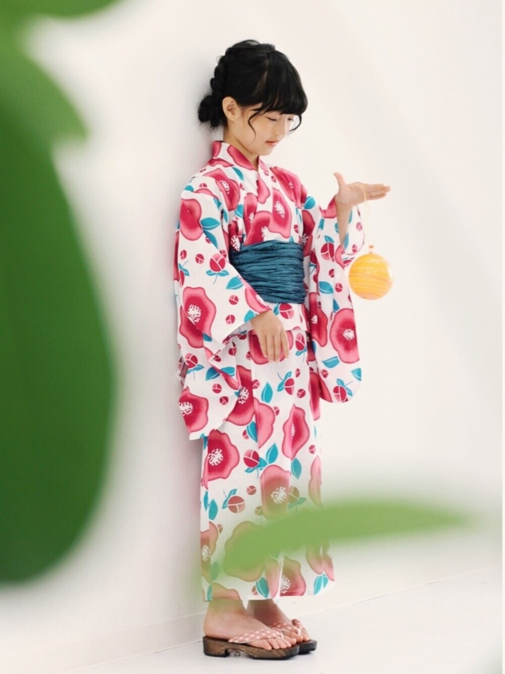 「キッズファッション、キッズコーデ、プチプラコーデ、夏コーデ、おだんごヘアー、浴衣、ゆかた、お祭り、花柄、おしゃれさんと繋がりたい」｜「devirockの花柄総柄プリント浴衣 兵児帯セット ゆかた（浴衣、その他）」を使った、devirockさん（キッズ・120cm）の夏コーディネートの1枚目の写真