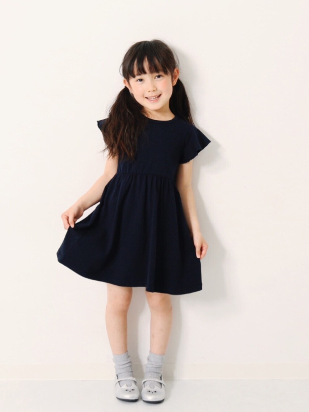 「キッズファッション、キッズコーデ、カジュアルコーデ、プチフォーマル、ワンピース、フリル、パンプス、パンプス×靴下、ツインテール、おしゃれさんと繋がりたい」｜「devirockのリボン付ウエスト切替肩フリルワンピース（ワンピース、ブルー系）」を使った、devirockさん（キッズ・110cm）の夏コーディネートの1枚目の写真