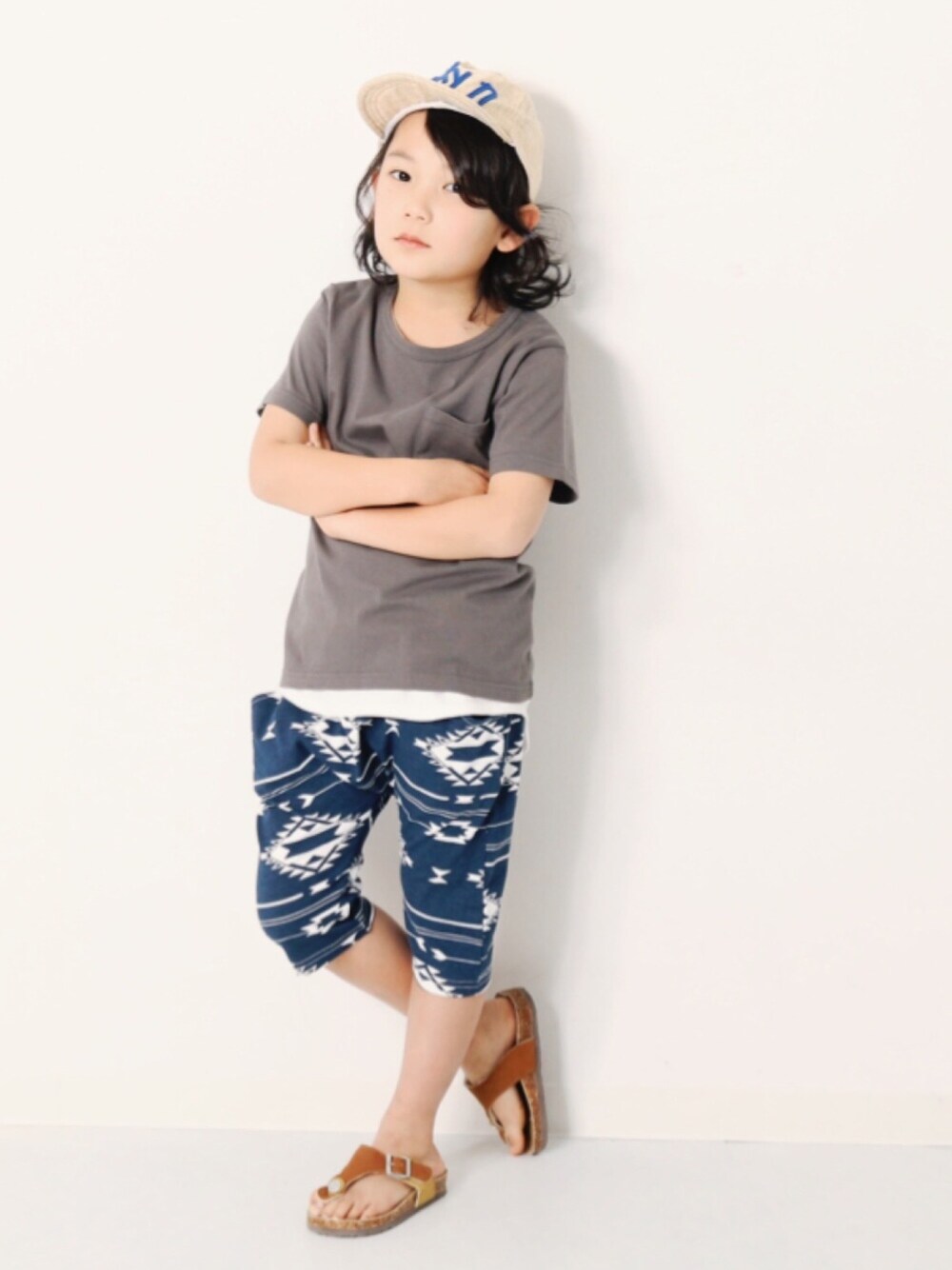 「キッズファッション、夏コーデ、男の子コーデ、カジュアル、無地T、Tシャツ、ハーフパンツ、柄パンツ、オルテガ、おしゃれさんと繋がりたい」｜「devirockのロング丈レイヤードタンクトップ（タンクトップ、ホワイト系）」を使った、devirockさん（キッズ・120cm）の夏コーディネートの1枚目の写真