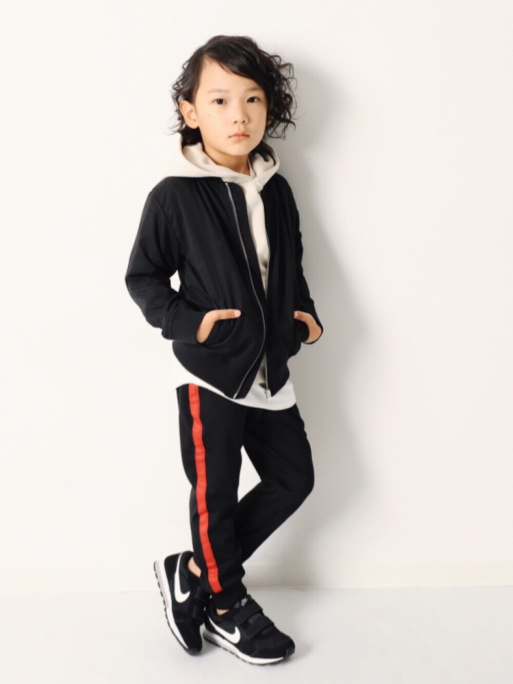 「キッズファッション、男の子コーデ、プチプラコーデ、おとこのこ、モノトーン、パーカー、ジャージ、トラックパンツ、ラインパンツ、おしゃれさんと繋がりたい」｜「devirockのロング丈レイヤードタンクトップ（タンクトップ、ホワイト系）」を使った、devirockさん（キッズ・120cm）の夏コーディネートの1枚目の写真