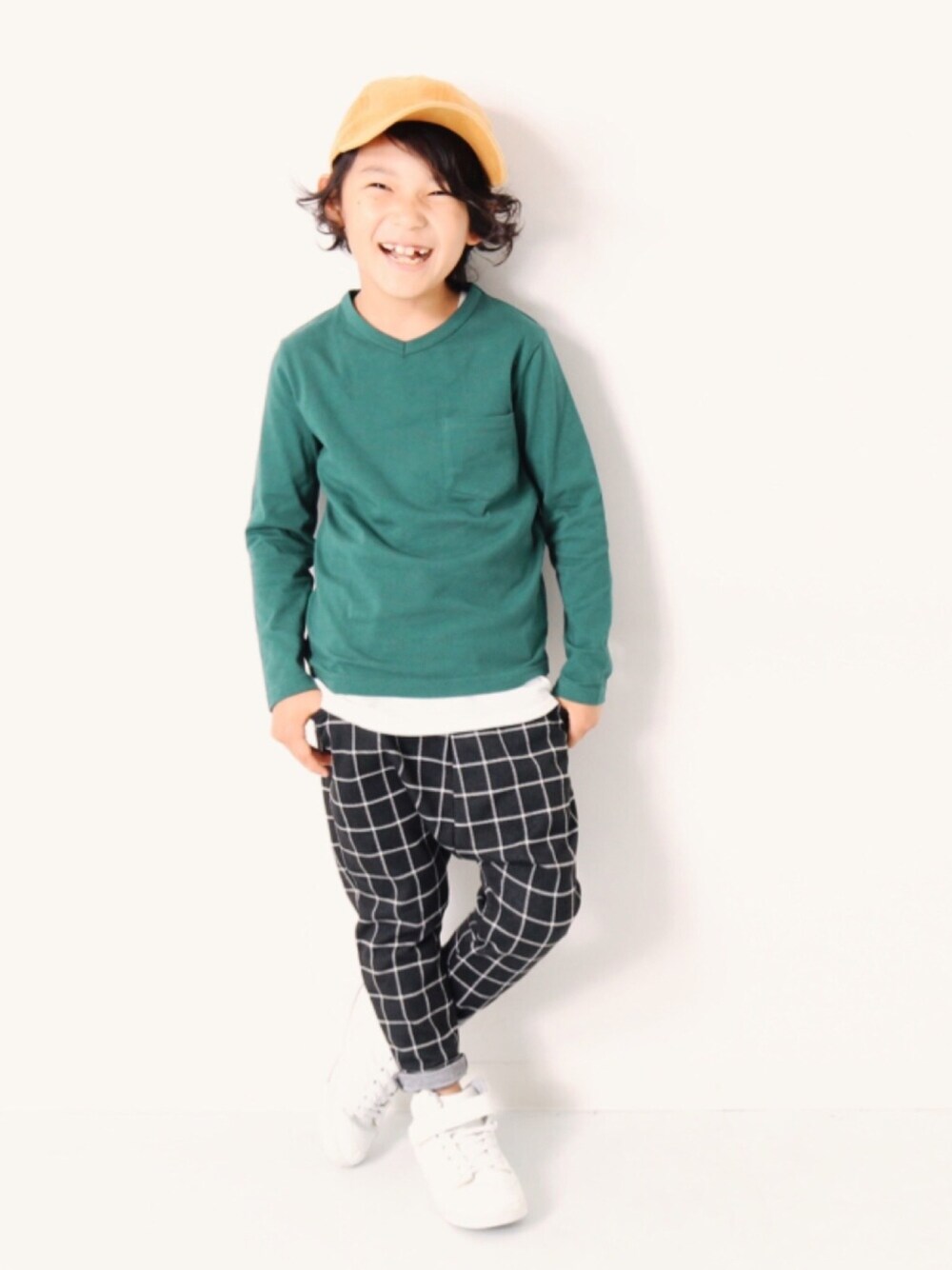 「キッズファッション、キッズコーデ、男の子コーデ、シンプル、Tシャツ、無地T、チェック、柄パンツ、サルエルパンツ、スニーカー」｜「devirockのロング丈レイヤードタンクトップ（タンクトップ、ホワイト系）」を使った、devirockさん（キッズ・120cm）の夏コーディネートの1枚目の写真