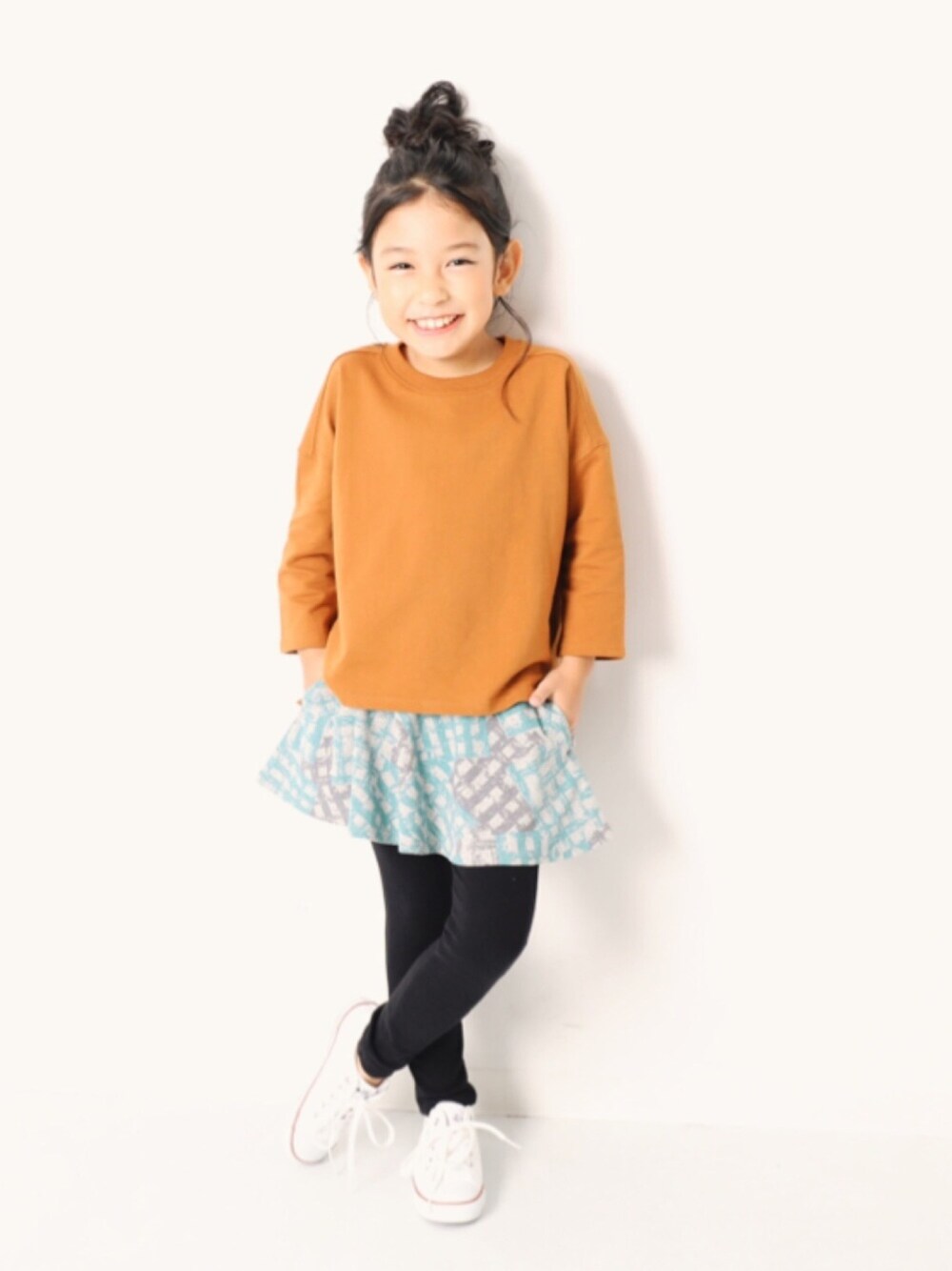 「キッズファッション、キッズコーデ、カジュアルコーデ、秋コーデ、女の子コーデ、ブラウン、柄、スカート、スカッツ、おしゃれさんと繋がりたい」｜「devirockのスリット入りミニ裏毛7分袖Tシャツ カットソー（Tシャツ/カットソー、イエロー系）」を使った、devirockさん（キッズ・120cm）の秋コーディネートの1枚目の写真