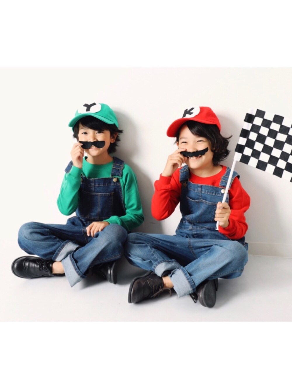 「キッズファッション、キッズコーデ、リンクコーデ、ハロウィン、スウェット、トレーナー、サロペット、オーバーオール、仮装、おしゃれさんと繋がりたい」｜「devirockの無地長袖スウェットトレーナー（スウェット、グリーン系）」を使った、devirockさん（キッズ・120cm）の秋コーディネートの1枚目の写真