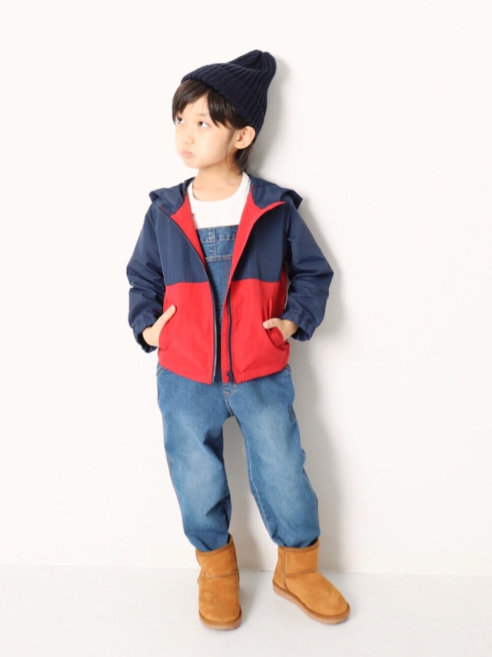 「キッズファッション、キッズコーデ、秋コーデ、男の子、ウインドブレーカー、オーバーオール、サロペット、デニム、ブーツ、おしゃれさんと繋がりたい」｜「devirockのパックT★クルーネック無地長袖Tシャツ（Tシャツ/カットソー、ホワイト系）」を使った、devirockさん（キッズ・110cm）の秋コーディネートの1枚目の写真