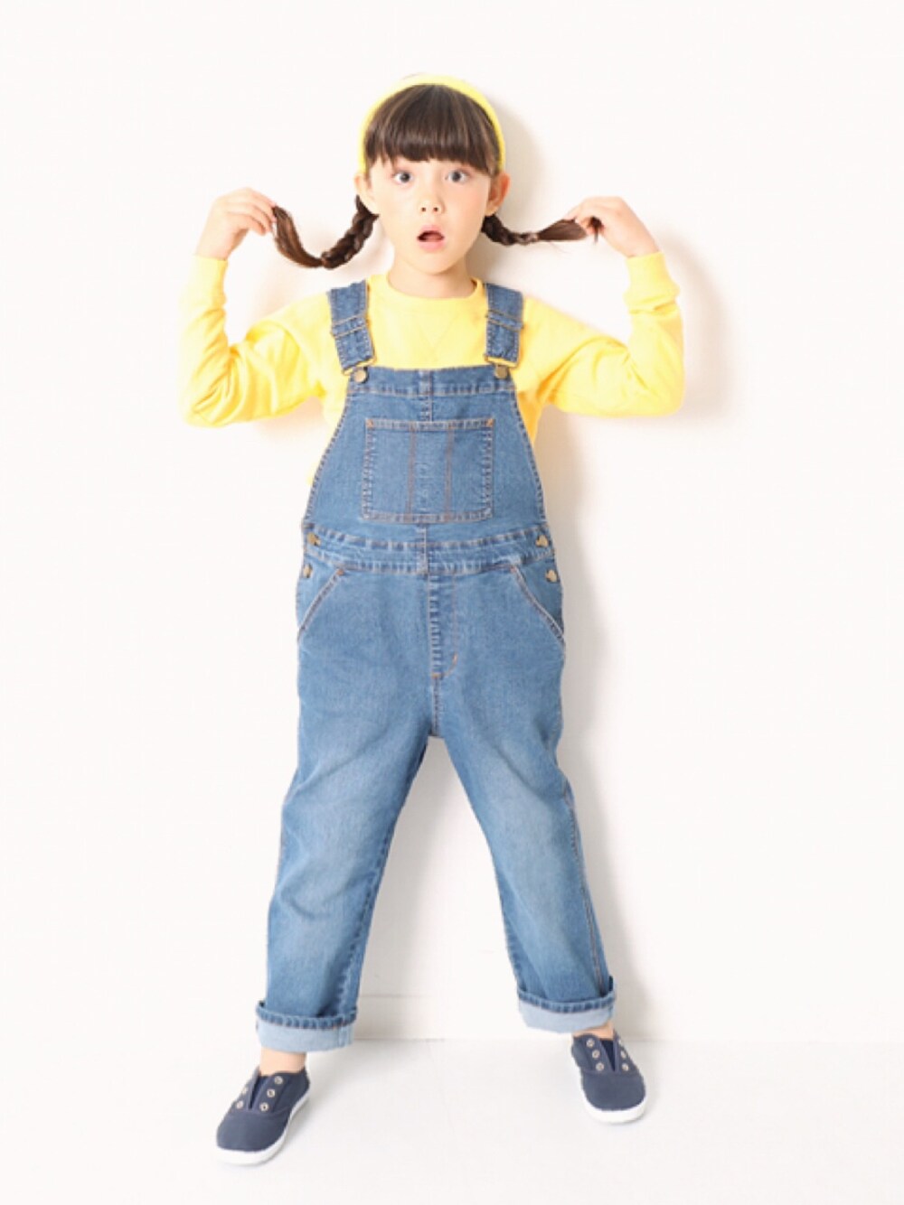 「キッズファッション、キッズコーデ、kidsfashion、halloween、ハロウィン、仮装、コスプレ、サロペット、デニム、おしゃれさんと繋がりたい」｜「devirockの無地長袖スウェットトレーナー（スウェット、イエロー系）」を使った、devirockさん（キッズ・120cm）の秋コーディネートの1枚目の写真