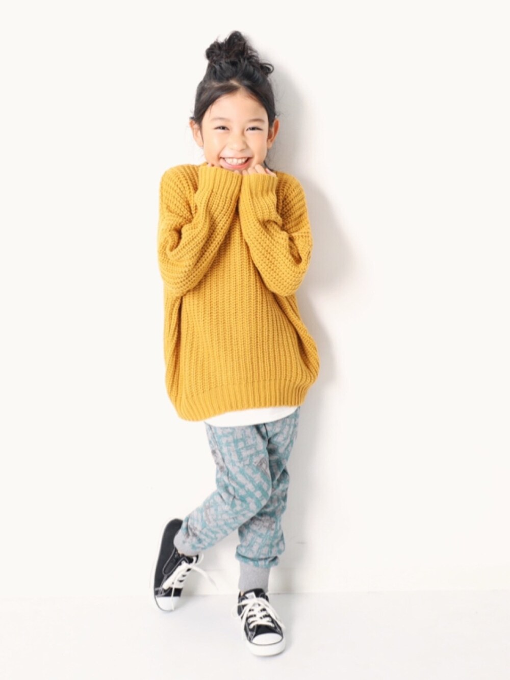 「キッズファッション、キッズコーデ、秋のコーデ、プチプラコーデ、女の子コーデ、ニット、ビッグシルエット、スウェット、柄パンツ、おしゃれさんと繋がりたい」｜「devirockのロング丈レイヤードタンクトップ（タンクトップ、ホワイト系）」を使った、devirockさん（キッズ・120cm）の秋コーディネートの1枚目の写真