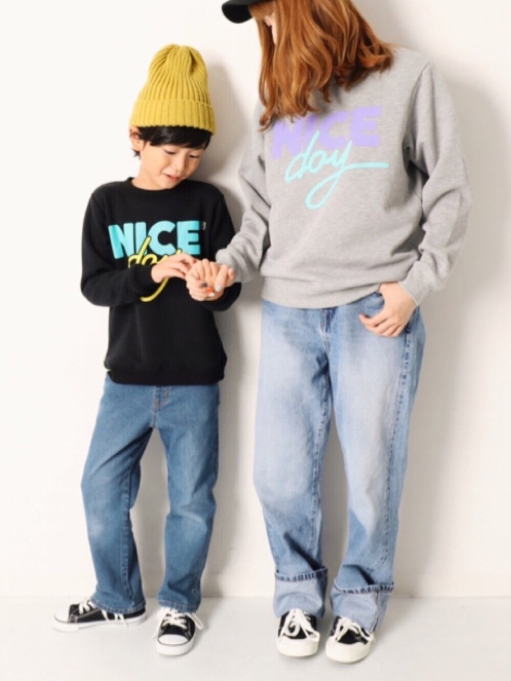 ブルー系のデニムパンツ、その他のスウェット、その他のスウェットを着用したキッズの秋コーディネートの1枚目の写真