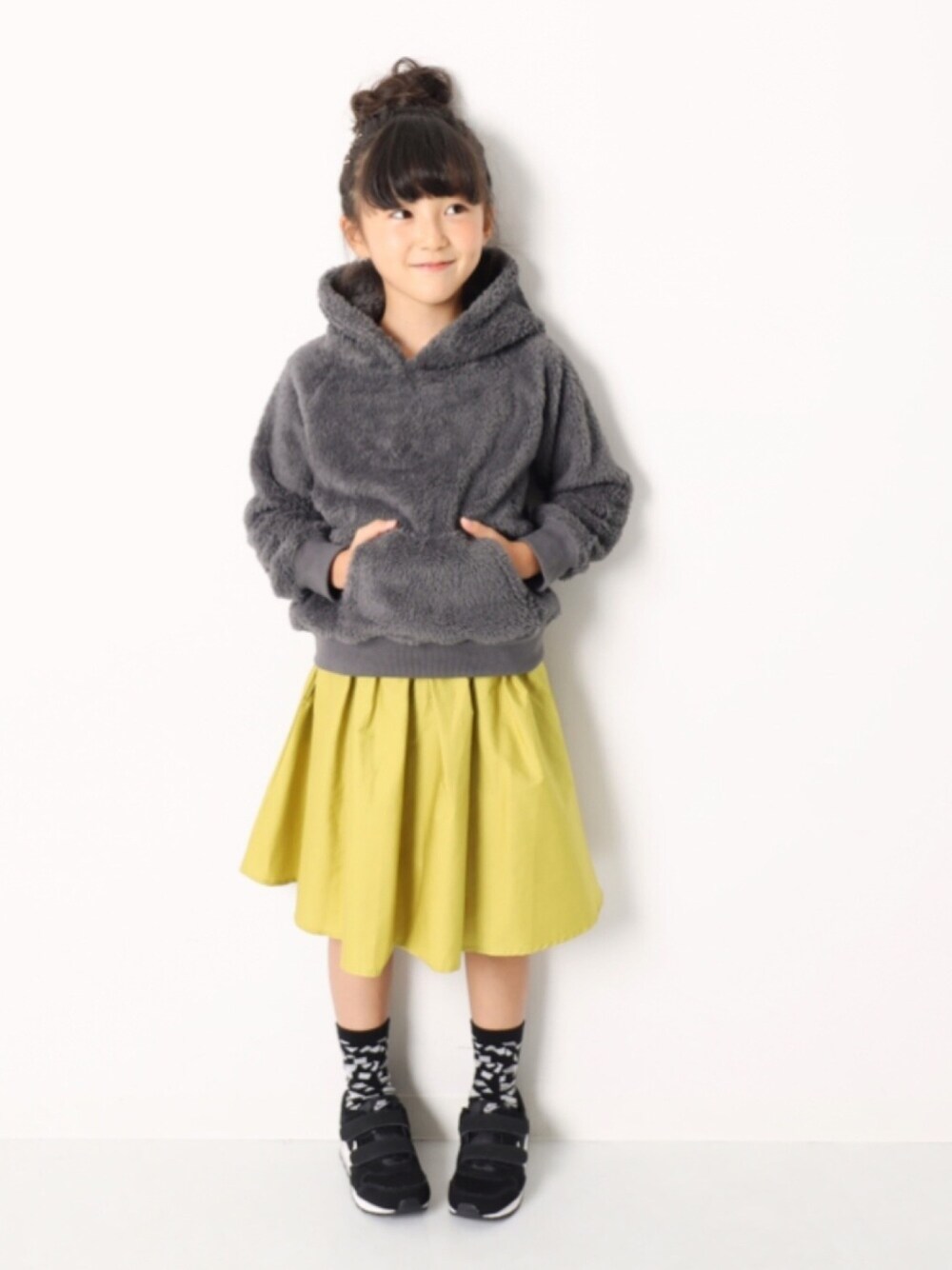 「キッズファッション、シンプルコーデ、カジュアルコーデ、プチプラコーデ、おんなのこ、もこもこ、ボア、パーカー、スカート、おしゃれさんと繋がりたい」｜「devirockの無地ボアプルパーカー（パーカー、グレー系）」を使った、devirockさん（キッズ・120cm）の秋コーディネートの1枚目の写真