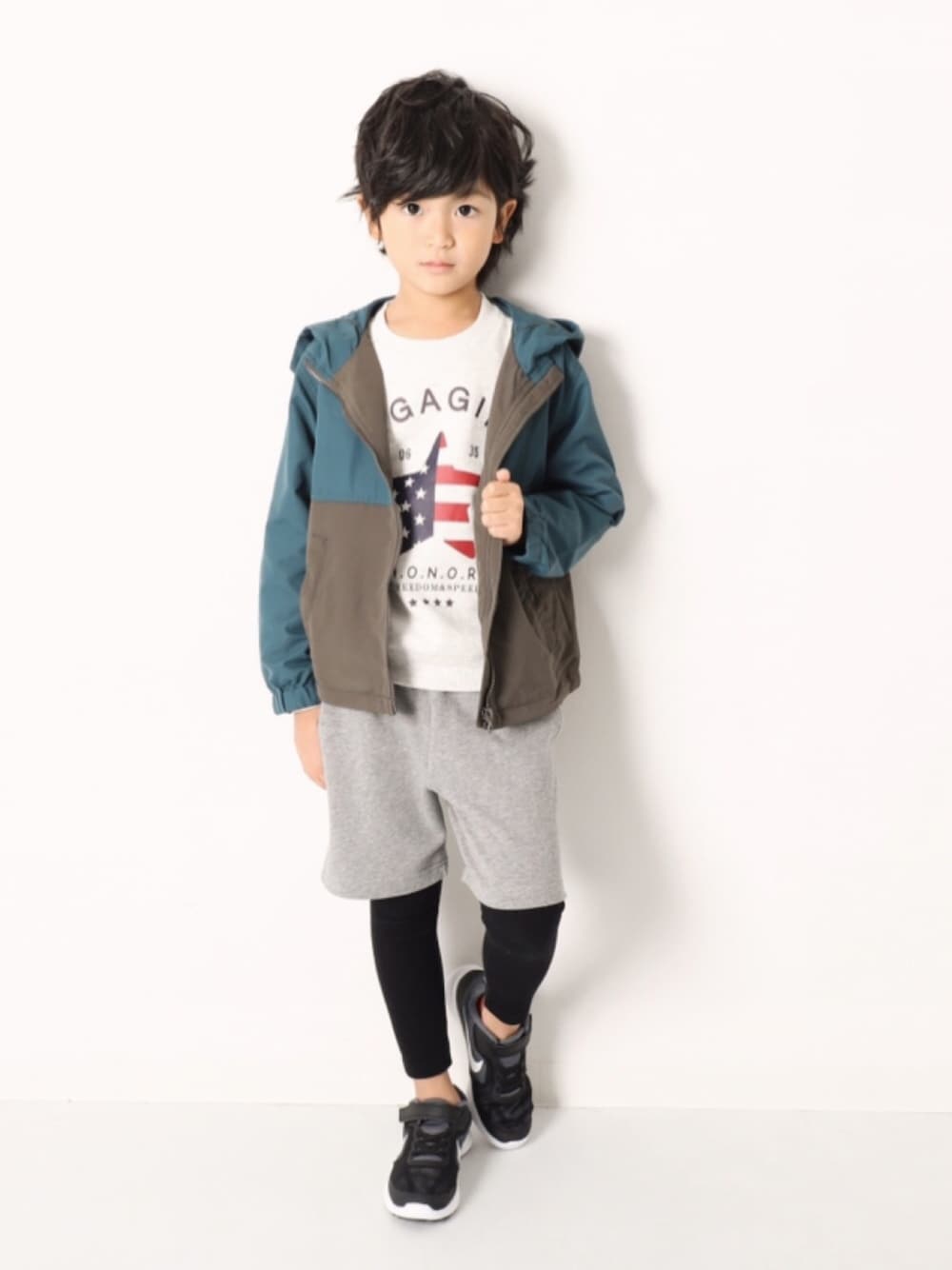 その他のTシャツ/カットソー、その他のナイロンジャケット、グレー系のその他パンツを着用したキッズの冬コーディネートの1枚目の写真