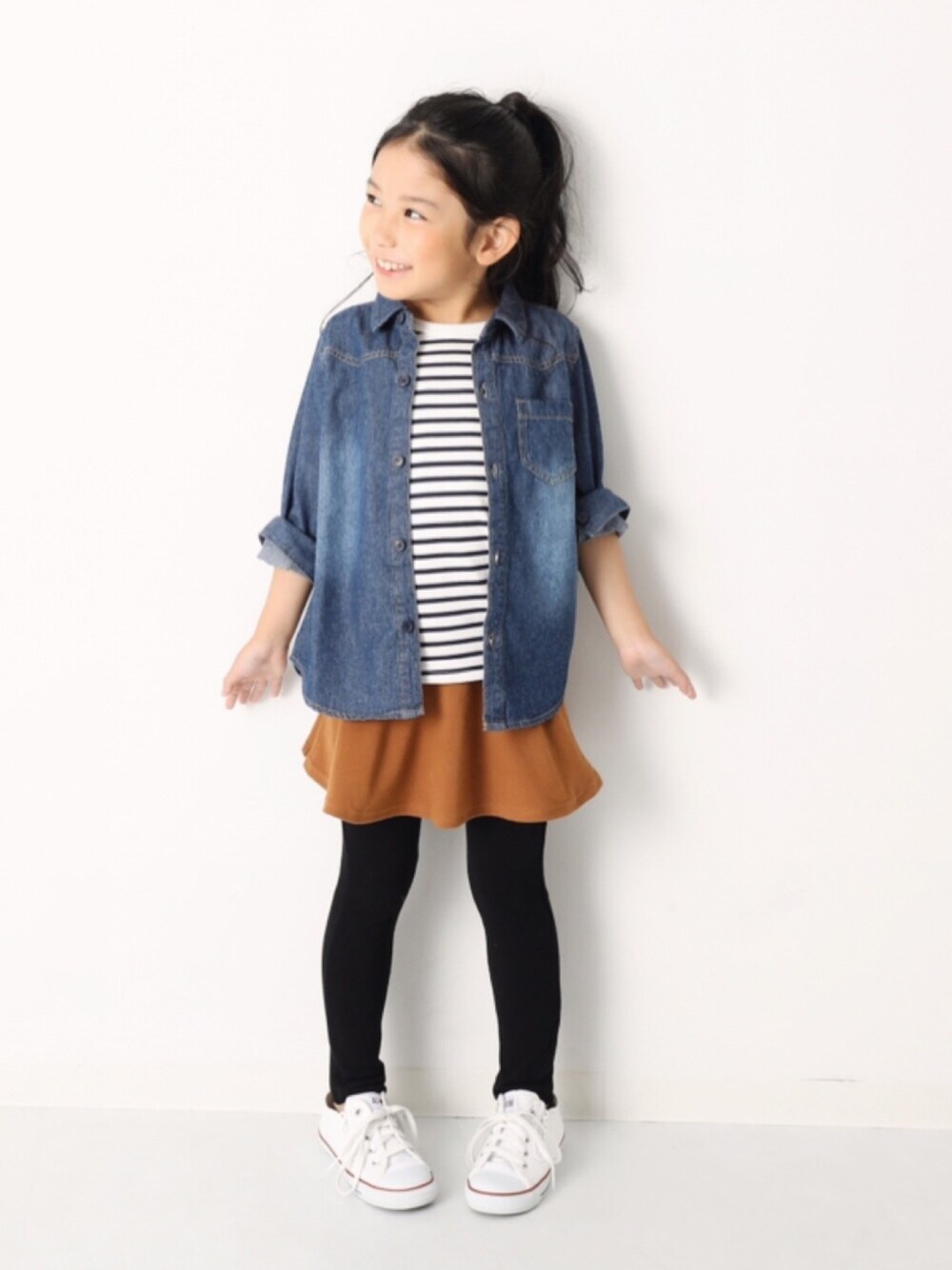 「キッズファッション、キッズコーデ、カジュアルコーデ、女の子コーデ、オトナカジュアル、デニムシャツ、ボーダー、スカート、ポニーテール、おしゃれさんと繋がりたい」｜「devirockの長袖デニムシャツ（シャツ/ブラウス、ブルー系）」を使った、devirockさん（キッズ・120cm）の冬コーディネートの1枚目の写真