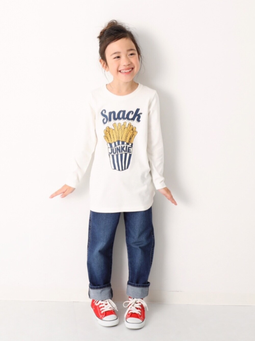 「キッズファッション、キッズコーデ、カジュアルコーデ、ゆるコーデ、シンプルコーデ、プチプラ、デニムパンツ、コンバース、おだんごヘアー、おしゃれさんと繋がりたい」｜「devirockの全20柄 プリント長袖チュニック カットソー（チュニック、その他）」を使った、devirockさん（キッズ・110cm）の冬コーディネートの1枚目の写真