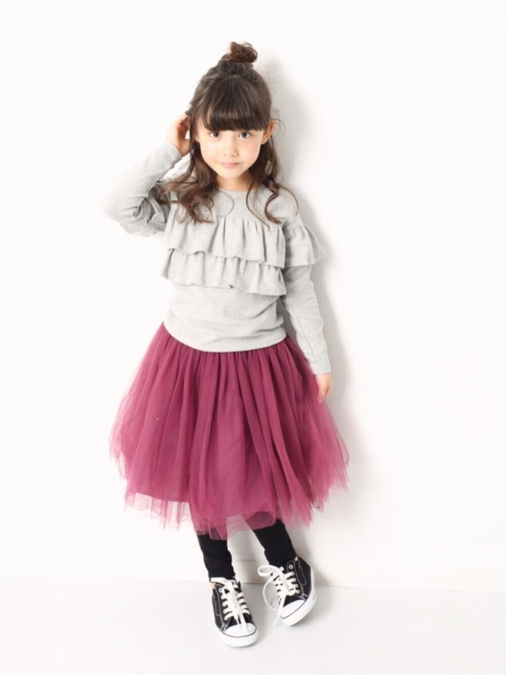 「キッズファッション、キッズコーデ、女の子コーデ、プチプラコーデ、ガーリー、フリル、チュールスカート、スカート、コンバース、おしゃれさんと繋がりたい」｜「devirockのガールズデザインロングTシャツ  カットソー（Tシャツ/カットソー、グレー系）」を使った、devirockさん（キッズ・120cm）の冬コーディネートの1枚目の写真