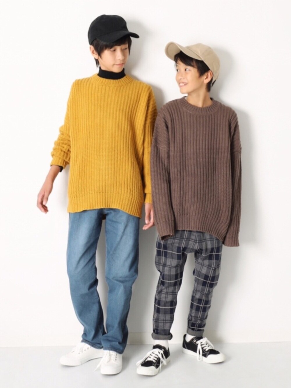 ブラック系のTシャツ/カットソー、イエロー系のニット/セーター、ブルー系のデニムパンツを着用したキッズの冬コーディネートの1枚目の写真