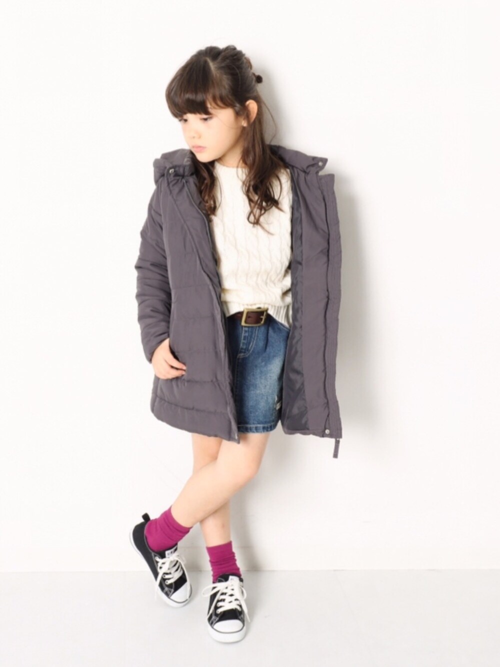 「キッズファッション、キッズコーデ、アウター、女の子コーデ、おんなのこ、コート、ニット、セーター、デニムスカート、おしゃれさんと繋がりたい」｜「devirockのベーシックケーブルニット セーター（ニット/セーター、ホワイト系）」を使った、devirockさん（キッズ・120cm）の冬コーディネートの1枚目の写真