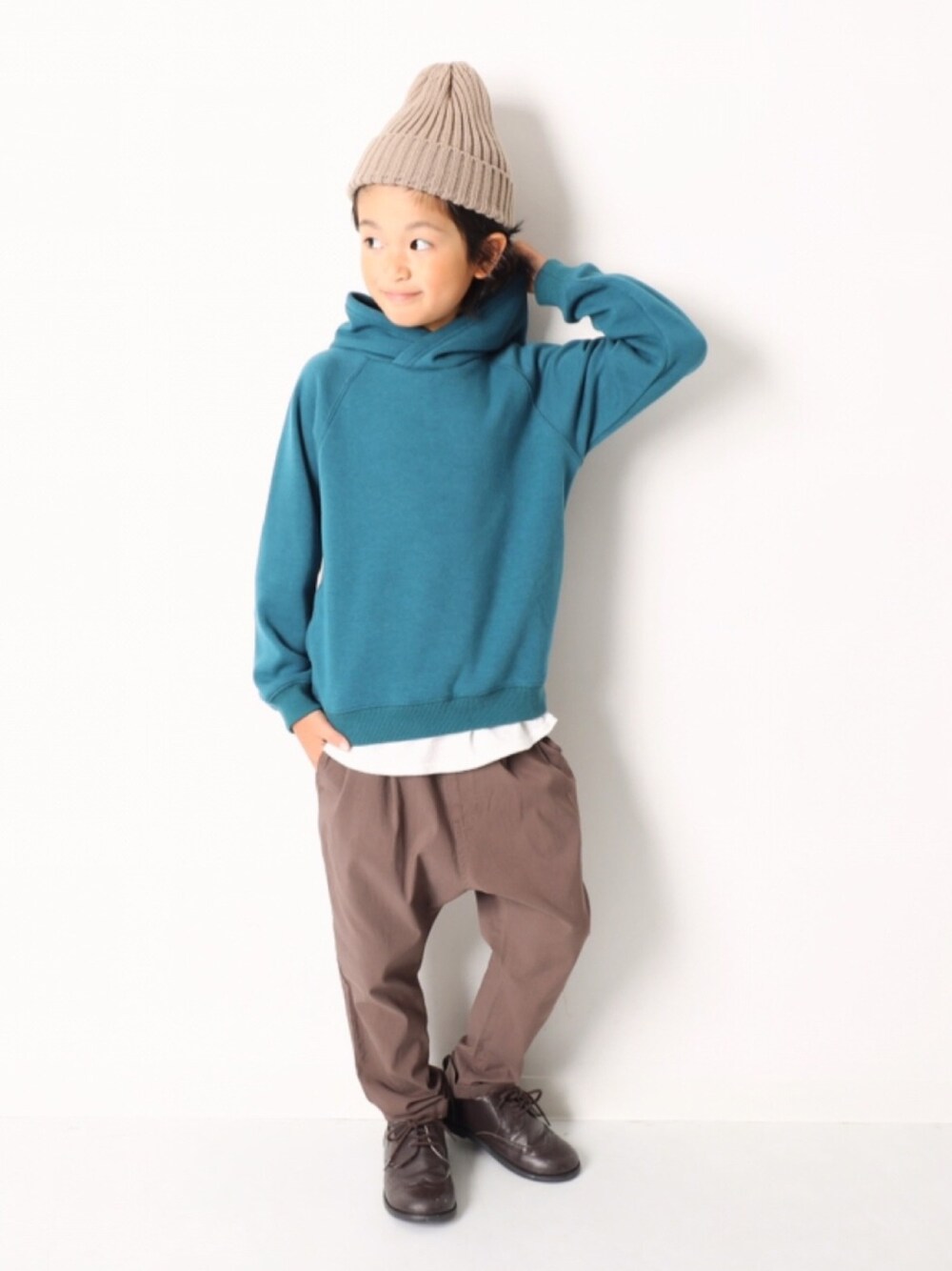 「キッズファッション、キッズコーデ、カジュアルコーデ、冬コーデ、男の子コーデ、パーカー、タックパンツ、サルエルパンツ、ニット帽、おしゃれさんと繋がりたい」｜「devirockのロング丈レイヤードタンクトップ（タンクトップ、ホワイト系）」を使った、devirockさん（キッズ・120cm）の冬コーディネートの1枚目の写真