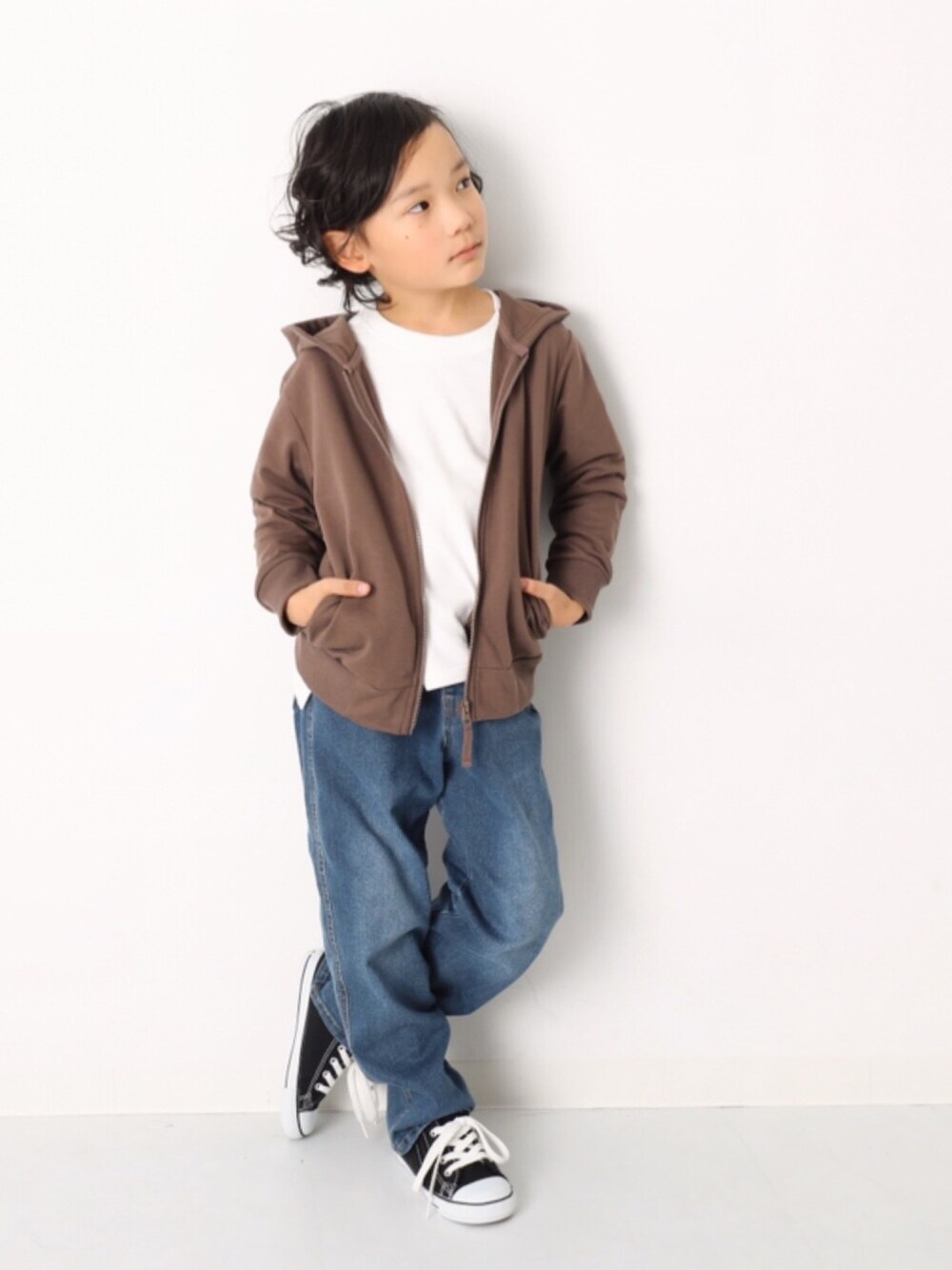 「キッズファッション、キッズコーデ、男の子コーデ、カジュアル、devirock、パーカー、デニムパンツ、ゆるパンツ、コンバース、おしゃれさんと繋がりたい」｜「devirockのスリット入りミニ裏毛7分袖Tシャツ カットソー（Tシャツ/カットソー、ホワイト系）」を使った、devirockさん（キッズ・120cm）の冬コーディネートの1枚目の写真