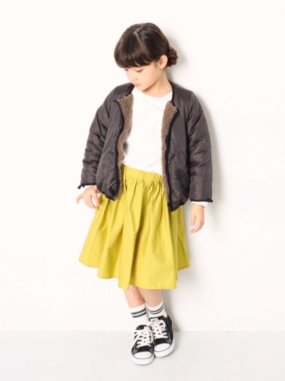 「キッズファッション、キッズコーデ、カジュアルコーデ、プチプラ、おだんごヘアー、ボア、スカート、スニーカー、コンバース、おしゃれさんと繋がりたい」｜「devirockのパックT★クルーネック無地長袖Tシャツ（Tシャツ/カットソー、ホワイト系）」を使った、devirockさん（キッズ・120cm）の冬コーディネートの1枚目の写真