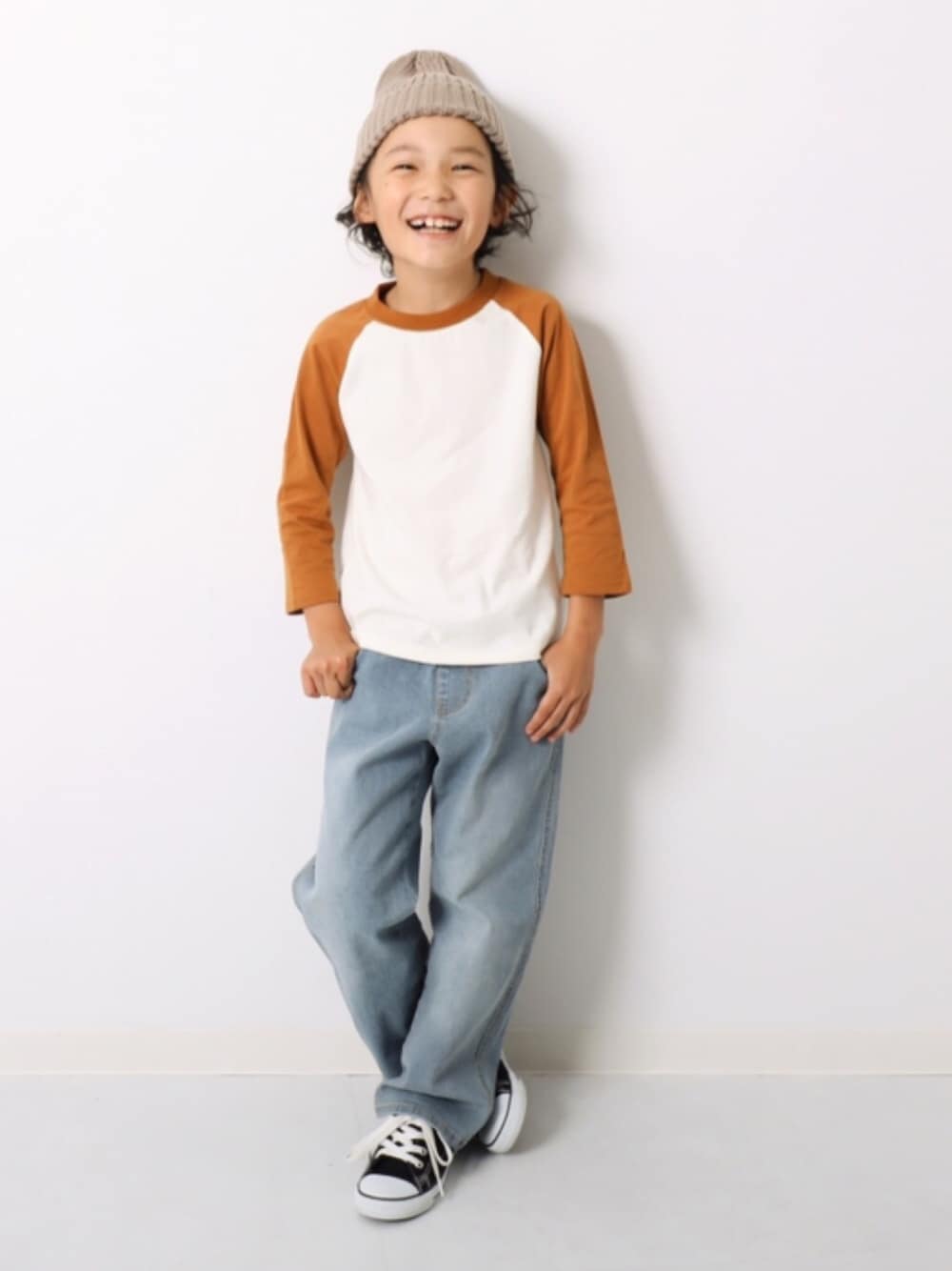 「キッズファッション、キッズコーデ、カジュアルコーデ、プチプラコーデ、男の子、ラグランTシャツ、ルーズシルエット、デニムパンツ、ニット帽、お洒落さんとつながりたい」｜「devirockの無地袖ラグラン7分袖Tシャツ（Tシャツ/カットソー、その他）」を使った、devirockさん（キッズ・120cm）の冬コーディネートの1枚目の写真