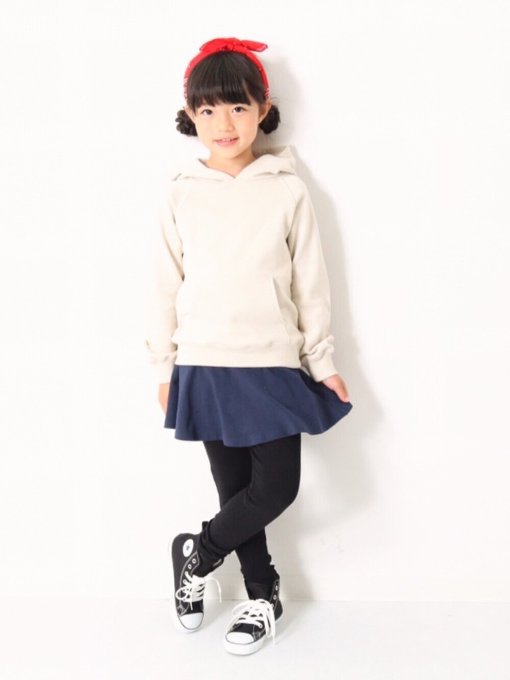 「kidsfashion、キッズファッション、キッズコーデ、カジュアルコーデ、シンプル、スウェット、パーカー、スカート、おだんごヘアー、お洒落さんとつながりたい」｜「devirockの無地スウェット長袖パーカー プルパーカー（パーカー、ベージュ系）」を使った、devirockさん（キッズ・120cm）の冬コーディネートの1枚目の写真