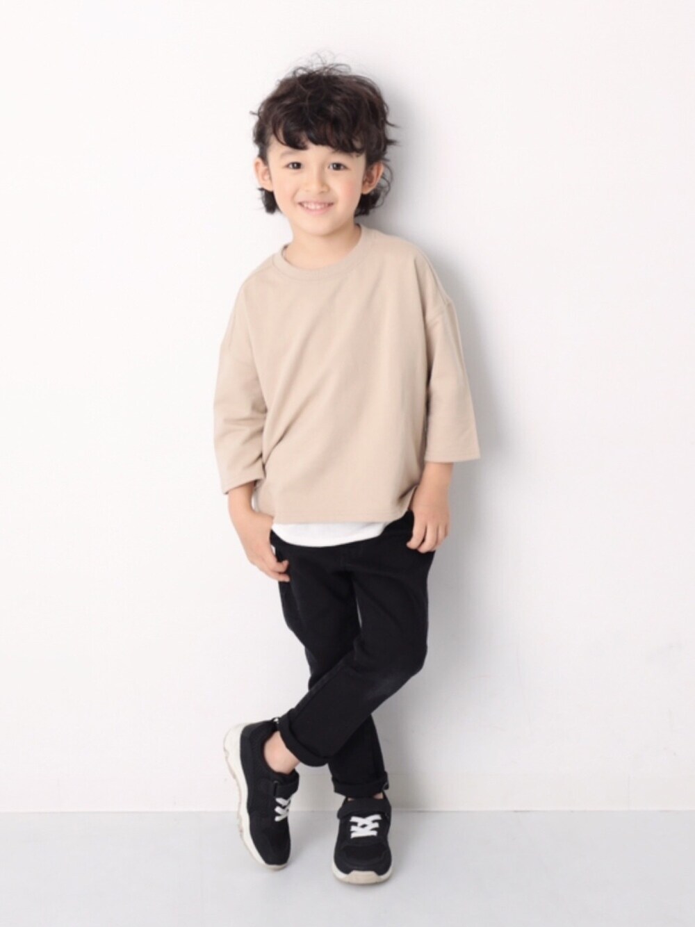 「キッズファッション、キッズコーデ、シンプルコーデ、春コーデ、ゆるコーデ、男の子、ベージュ、ブラックデニム、デニムパンツ、スニーカー」｜「devirockのロング丈タンクトップ（タンクトップ、ホワイト系）」を使った、devirockさん（キッズ・110cm）の冬コーディネートの1枚目の写真