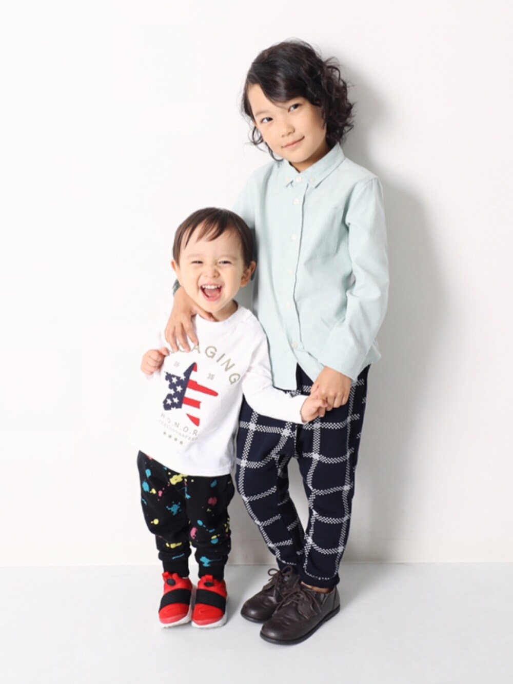 グリーン系のシャツ/ブラウス、その他のその他パンツ、その他のTシャツ/カットソーを着用したキッズの冬コーディネートの1枚目の写真