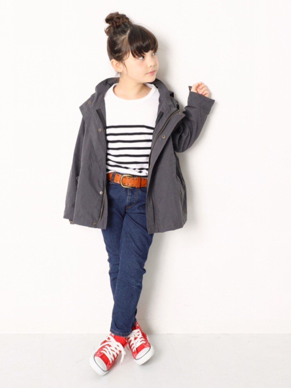 「キッズファッション、キッズコーデ、カジュアルコーデ、プチプラコーデ、はるコーデ、女の子、ボーダー、コート、デニムパンツ、おしゃれさんと繋がりたい」｜「devirockのパネルボーダークルーネック長袖Tシャツ（Tシャツ/カットソー、ホワイト系）」を使った、devirockさん（キッズ・120cm）の春コーディネートの1枚目の写真
