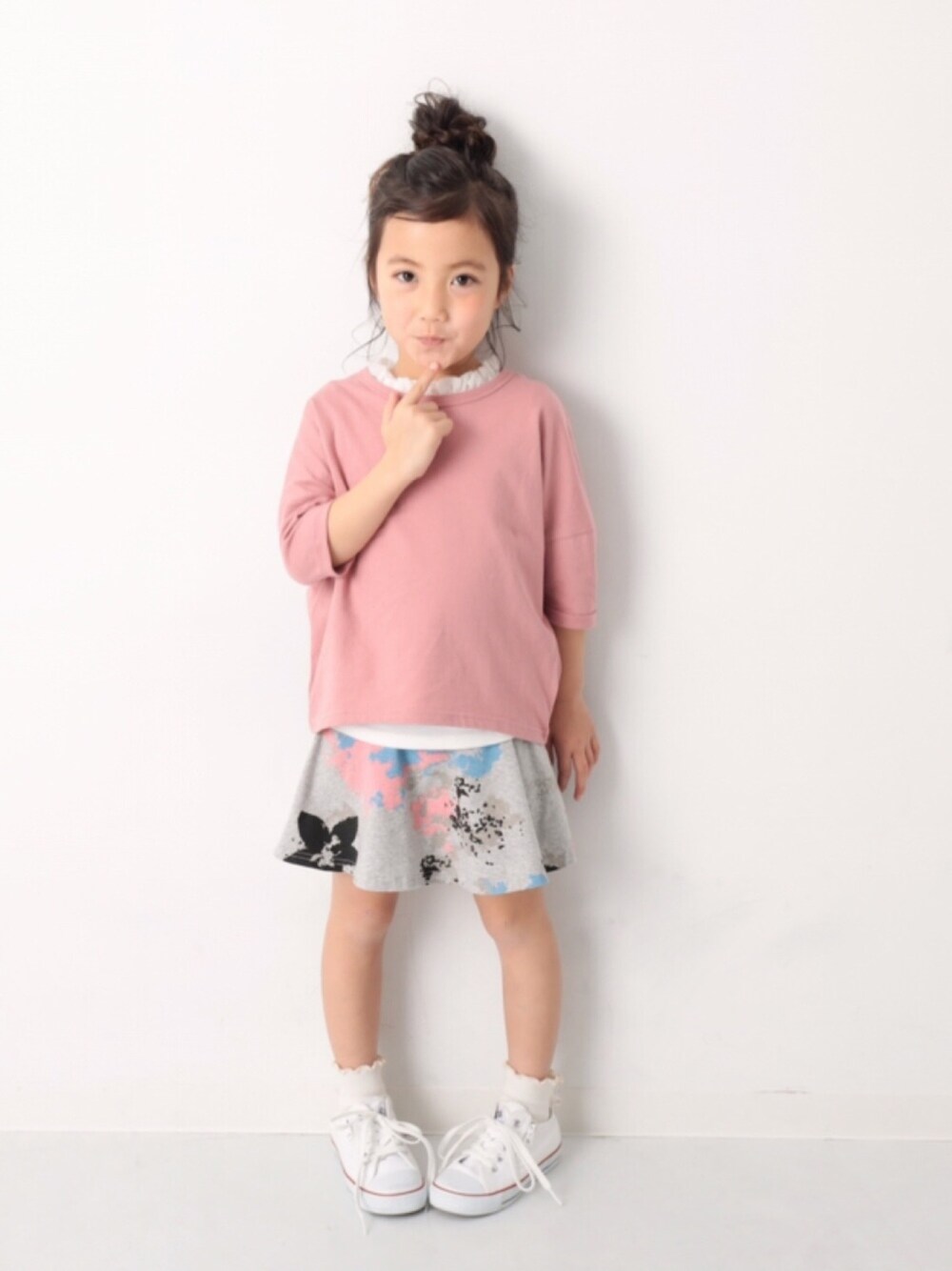 「キッズファッション、キッズコーデ、カジュアルコーデ、はるコーデ、カジュアル、おんなのこ、Tシャツ、converse、おだんごヘアー、おしゃれさんと繋がりたい」｜「devirockの襟フリルタンクトップ（タンクトップ、ホワイト系）」を使った、devirockさん（キッズ・110cm）の春コーディネートの1枚目の写真