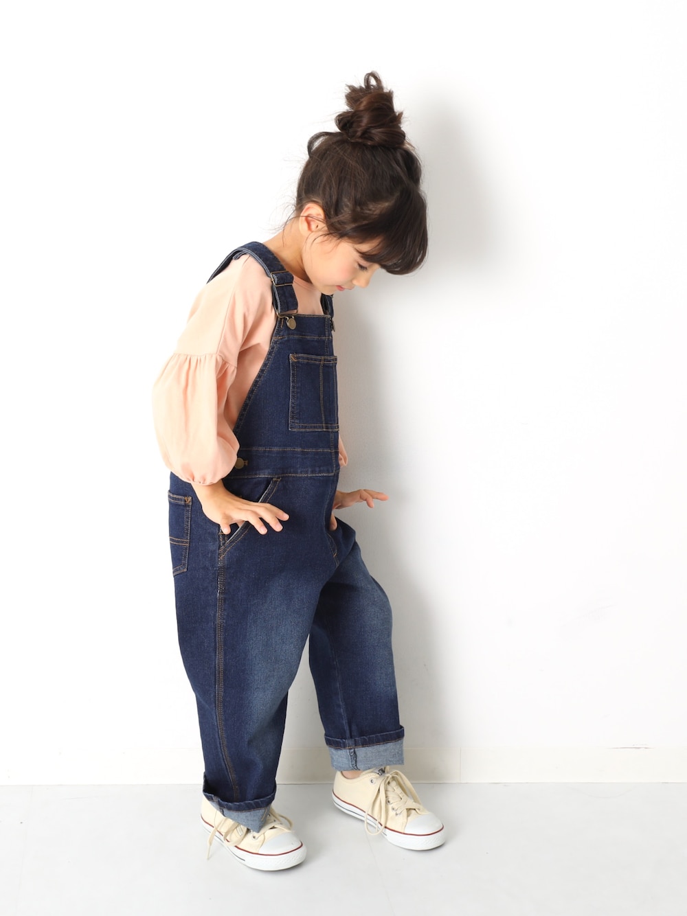 「キッズファッション、キッズコーデ、カジュアルコーデ、ゆるコーデ、プチプラコーデ、ゆるゆる、女の子、サロペット、おだんごヘアー、おしゃれさんと繋がりたい」｜「devirockの袖バルーン9分袖Tシャツ（Tシャツ/カットソー、ピンク系）」を使った、devirockさん（キッズ・110cm）の春コーディネートの1枚目の写真