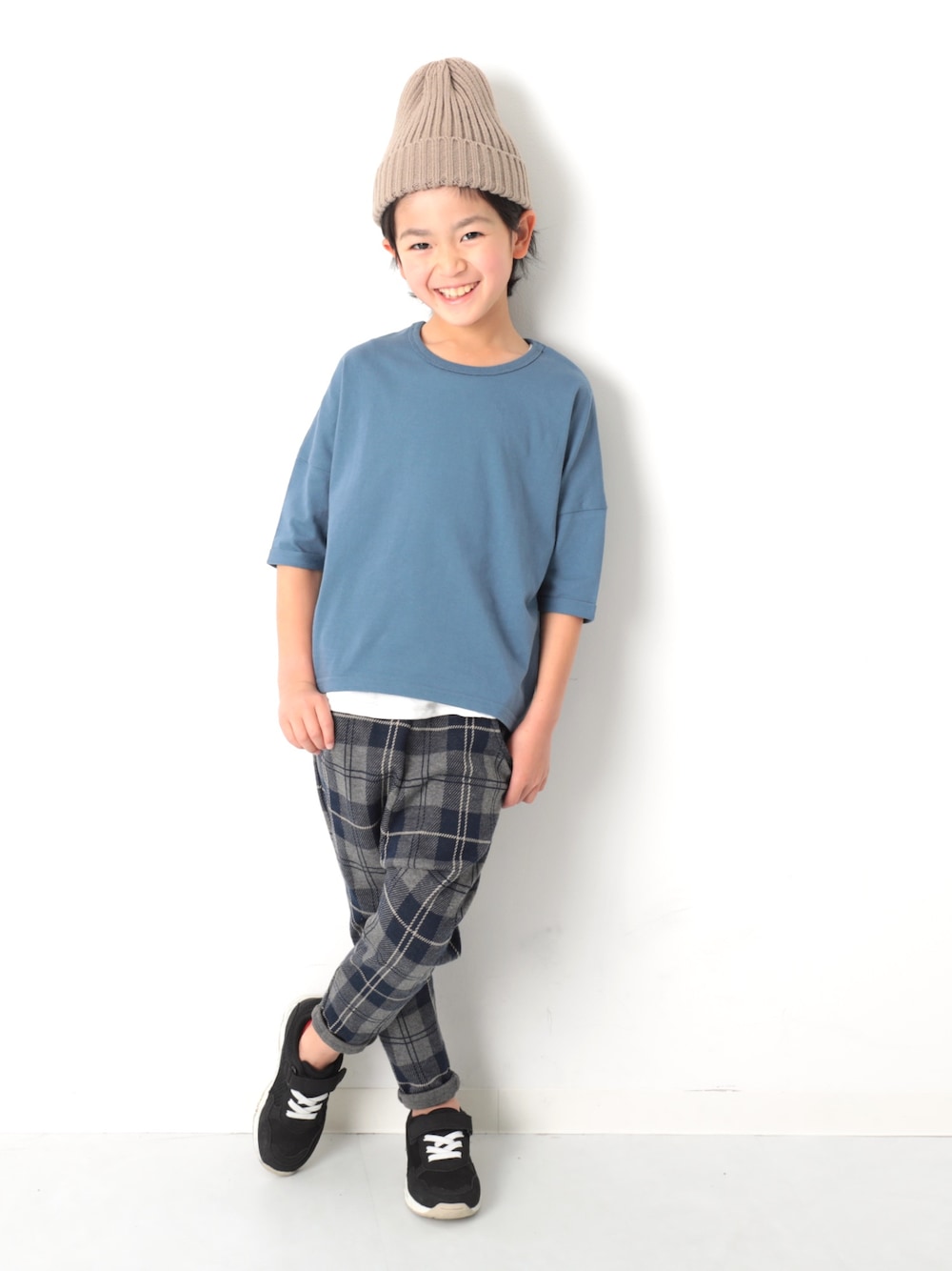 グレー系のTシャツ/カットソー、その他のその他パンツ、ブラック系のスニーカーを着用したキッズの春コーディネートの1枚目の写真