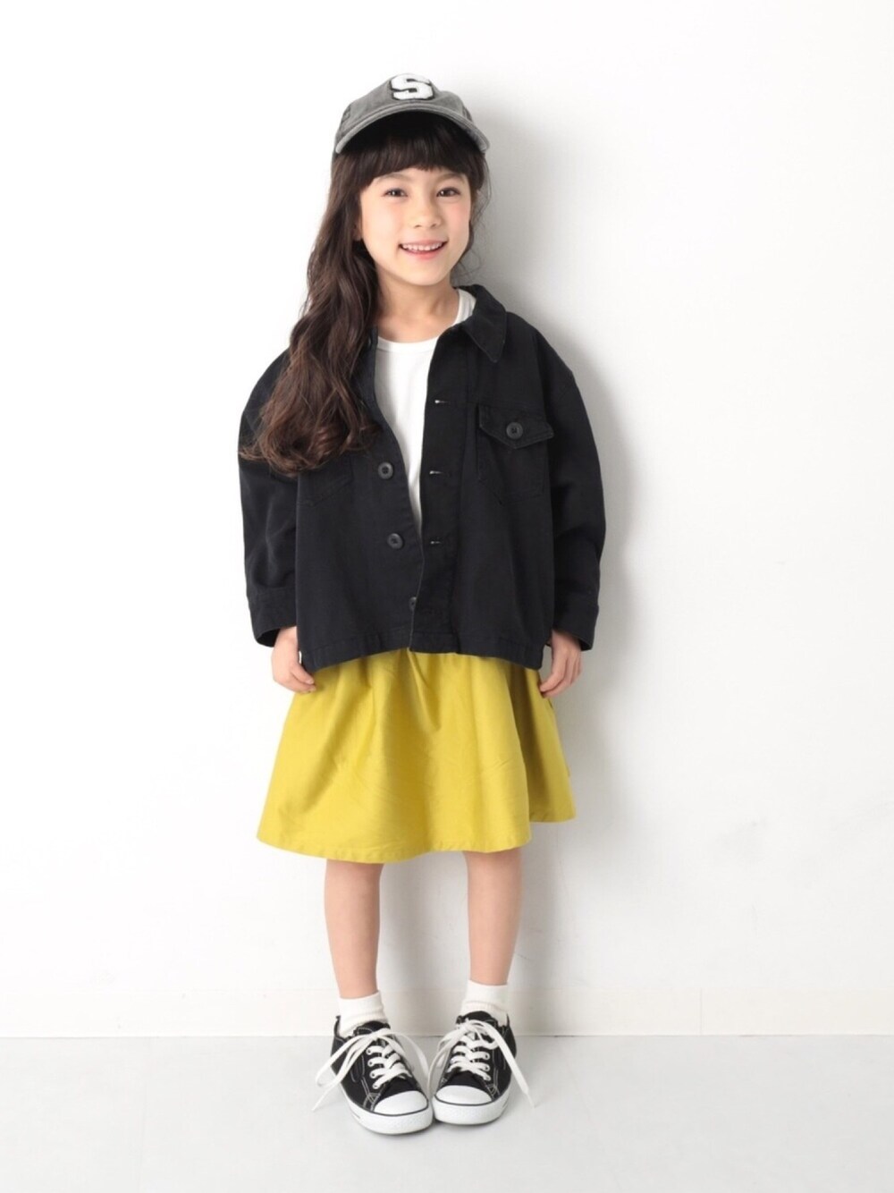 「キッズファッション、キッズコーデ、カジュアルコーデ、女の子コーデ、はるコーデ、ミリタリージャケット、ミリタリー、ワンピース、スカート、お洒落さんとつながりたい」｜「devirockの半袖ドッキングワンピース（ワンピース、ホワイト系）」を使った、devirockさん（キッズ・110cm）の春コーディネートの1枚目の写真