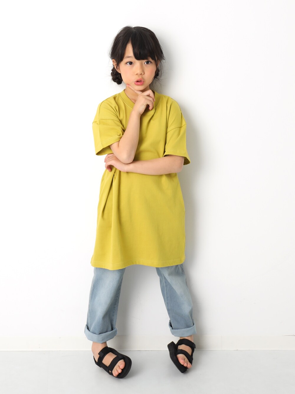 「キッズファッション、キッズコーデ、カジュアルコーデ、お花見コーデ、はるコーデ、こどもコーデ、プチプラ、ビッグシルエット、デニムパンツ、おしゃれさんと繋がりたい」｜「devirockのBIGシルエットTシャツワンピース（ワンピース、イエロー系）」を使った、devirockさん（キッズ・120cm）の春コーディネートの1枚目の写真