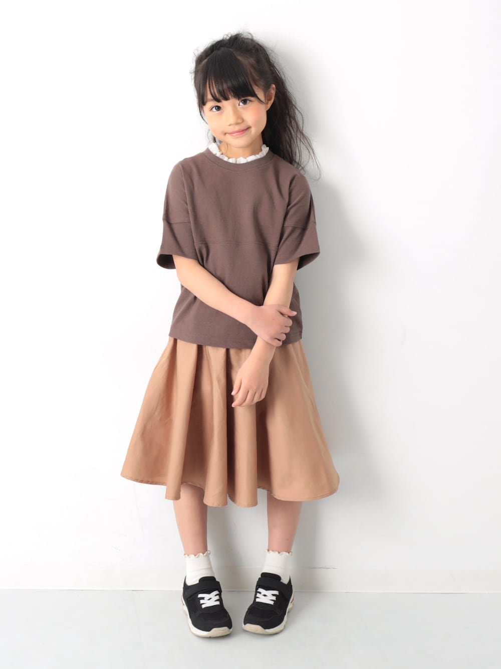 「キッズファッション、キッズコーデ、ベージュコーデ、ワントーンコーデ、春夏コーデ、ロゴT、スカート、女の子、ポニーテール、おしゃれさんと繋がりたい」｜「devirockの襟フリルタンクトップ（タンクトップ、ホワイト系）」を使った、devirockさん（キッズ・120cm）の春コーディネートの1枚目の写真