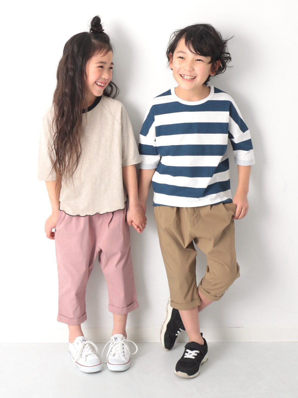 ベージュ系のTシャツ/カットソー、ピンク系のその他パンツ、ホワイト系のスニーカーを着用したキッズの春コーディネートの1枚目の写真