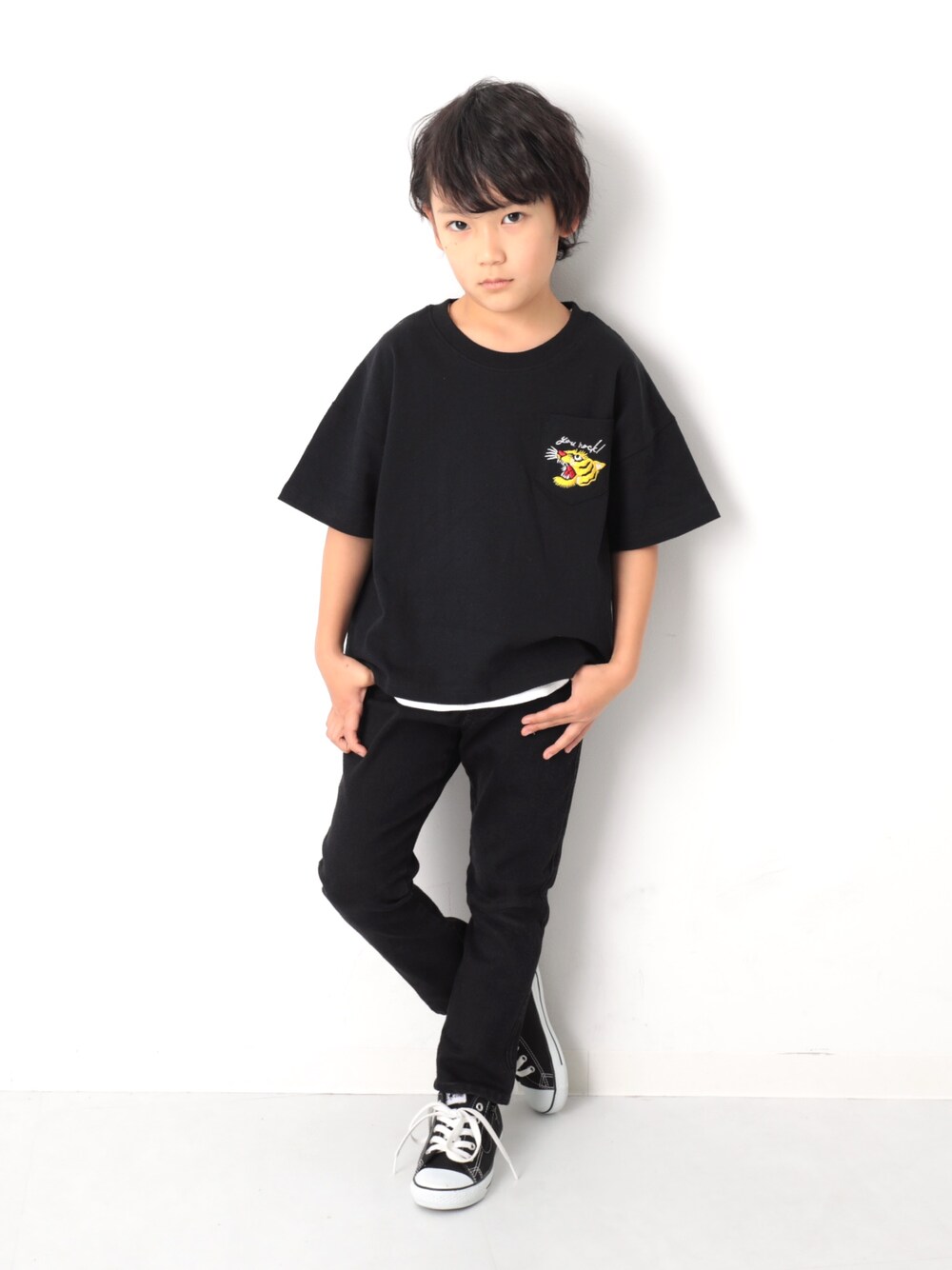 「キッズファッション、キッズコーデ、夏コーデ、ブラックコーデ、カジュアル、プチプラ、おとこのこ、ビッグシルエット、コンバース、おしゃれさんと繋がりたい」｜「devirockのロング丈タンクトップ（タンクトップ、ホワイト系）」を使った、devirockさん（キッズ・120cm）の春コーディネートの1枚目の写真
