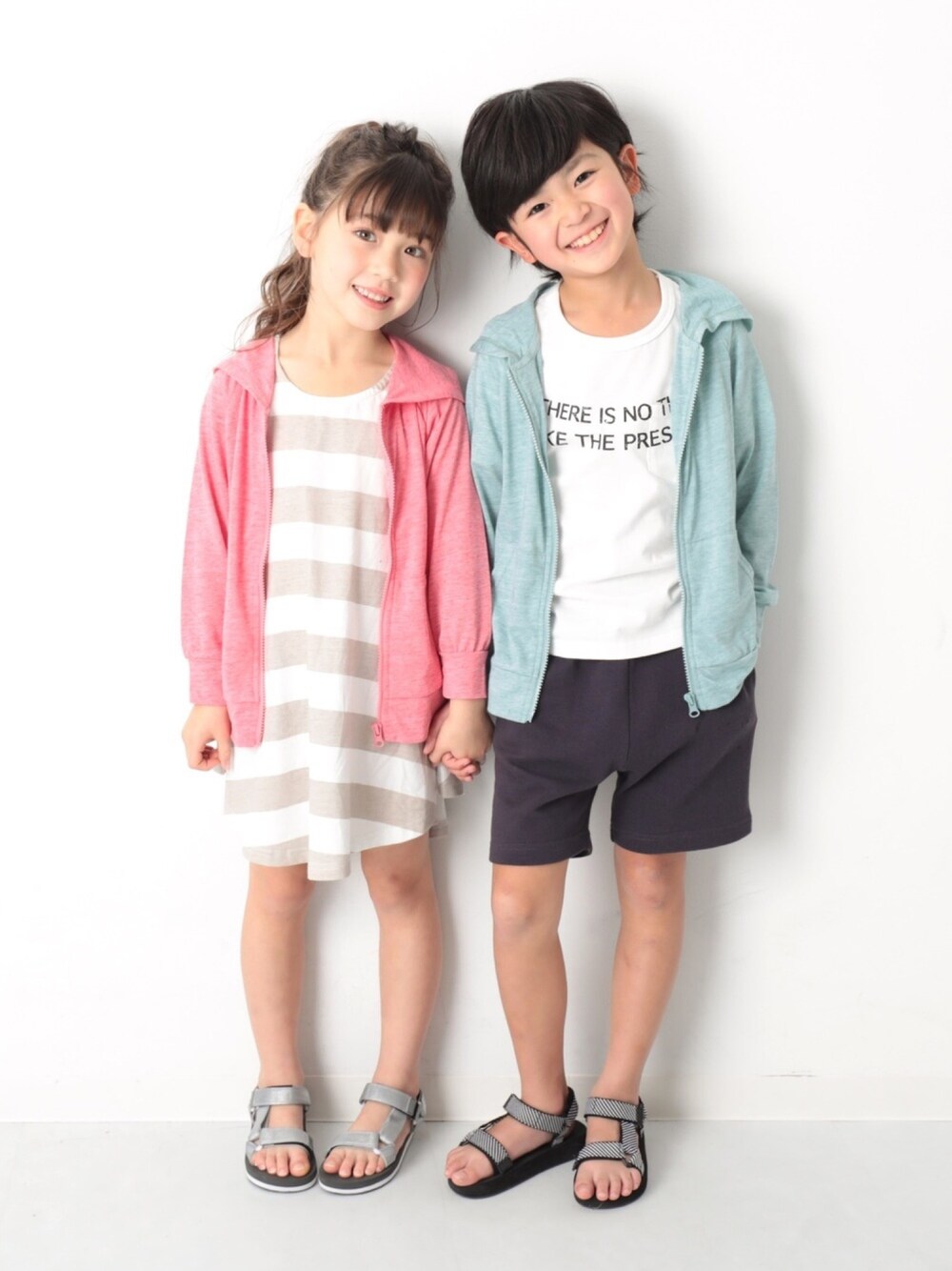 「キッズファッション、キッズコーデ、カジュアルコーデ、夏コーデ、女の子コーデ、リンクコーデ、おそろいコーデ、ピンク、令和ピンクを纏え、おしゃれさんと繋がりたい」｜「devirockのボーダーフレアタンクワンピース（ワンピース、グレー系）」を使った、devirockさん（キッズ・120cm）の春コーディネートの1枚目の写真
