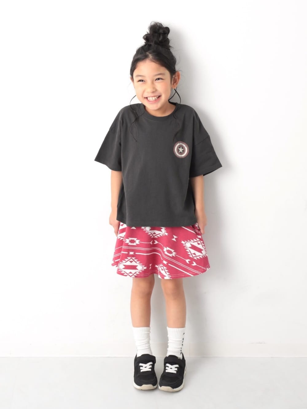 「キッズファッション、キッズコーデ、スニーカーコーデ、夏コーデ、休日スタイル、Tシャツ、スカート、marvel、ビッグシルエット、おしゃれさんと繋がりたい」｜「MARVELのMARVEL キャプテンアメリカアメコミBIGシルエットTシャツ（Tシャツ/カットソー、ブラック系）」を使った、devirockさん（キッズ・120cm）の春コーディネートの1枚目の写真