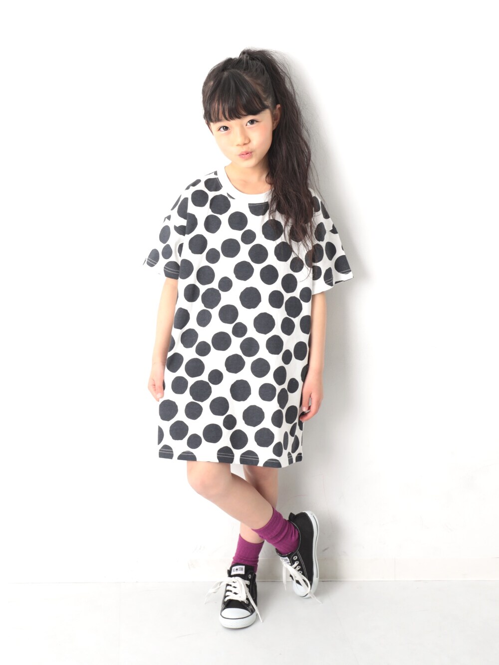 「キッズファッション、キッズコーデ、カジュアルコーデ、夏コーデ、モノトーンコーデ、girl、ワンピース、Tシャツワンピ、ポニーテール、おしゃれさんと繋がりたい」｜「devirockの総柄BIGシルエットワンピース（ワンピース、ホワイト系）」を使った、devirockさん（キッズ・120cm）の春コーディネートの1枚目の写真